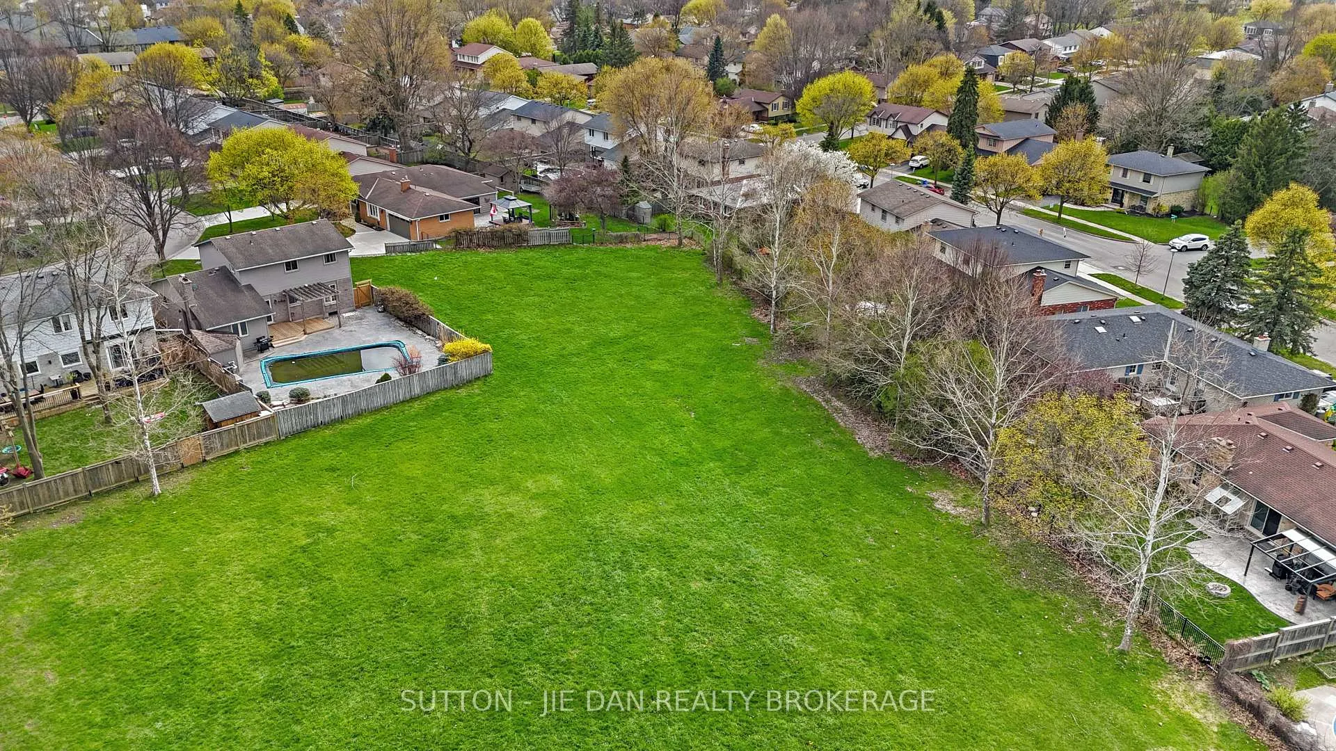 Photo 21 of 637 Jason Crescent, London, South O — HOMEH