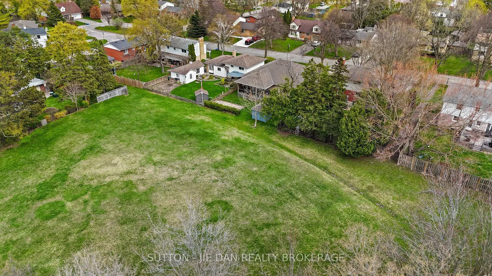 Photo 22 of 637 Jason Crescent, London, South O — HOMEH