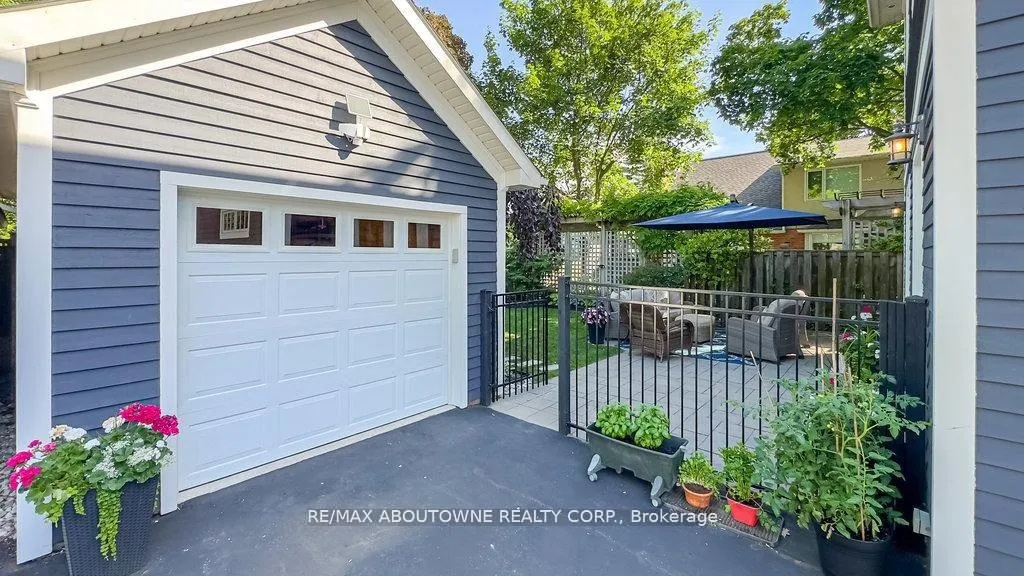 Photo 45 of 44 Head Street, Oakville, Central — HOMEH