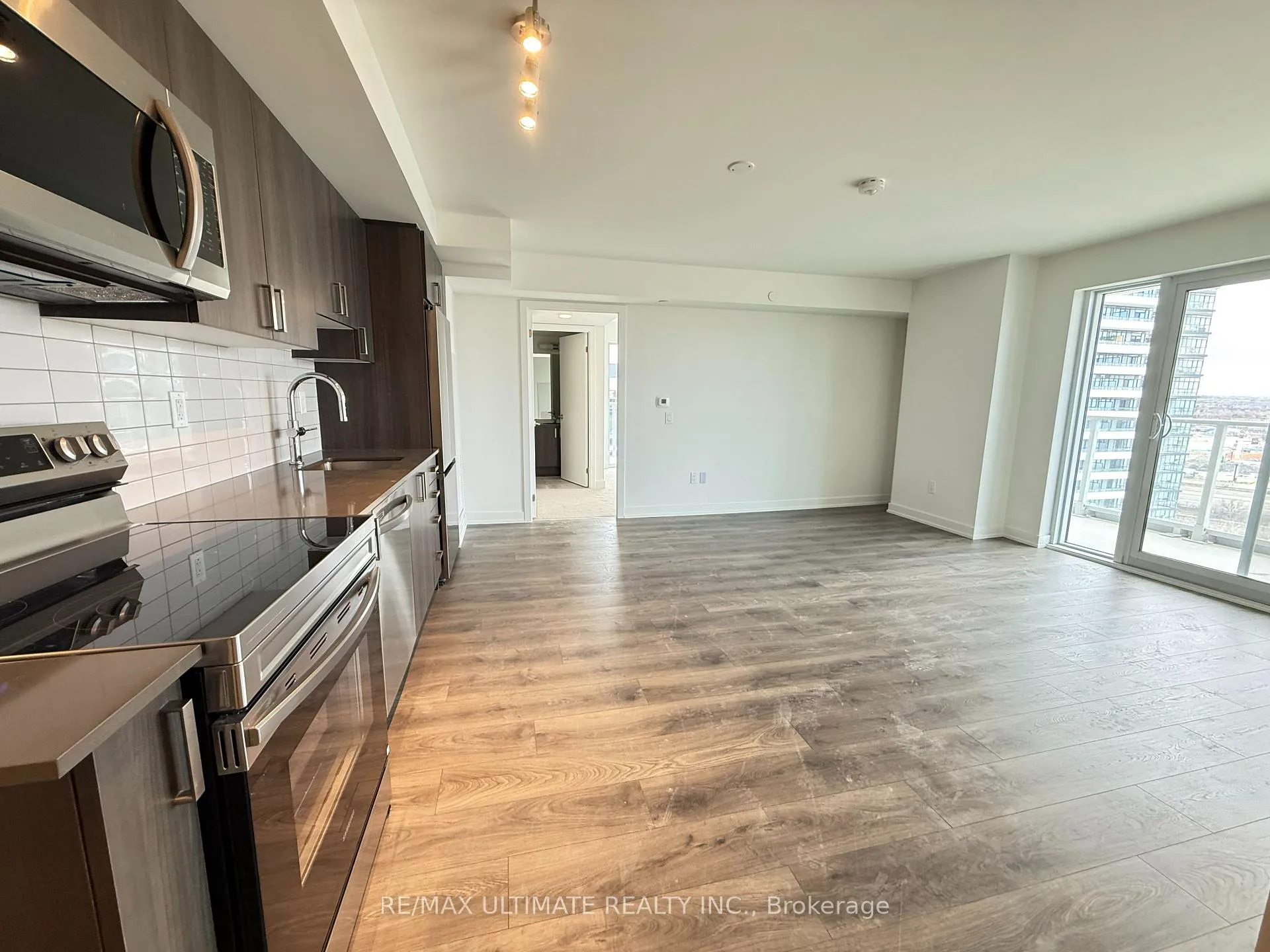 Photo 2 of Unit 1711, 1010 Sandy Beach Road, Pickering, Bay Ridges — HOMEH