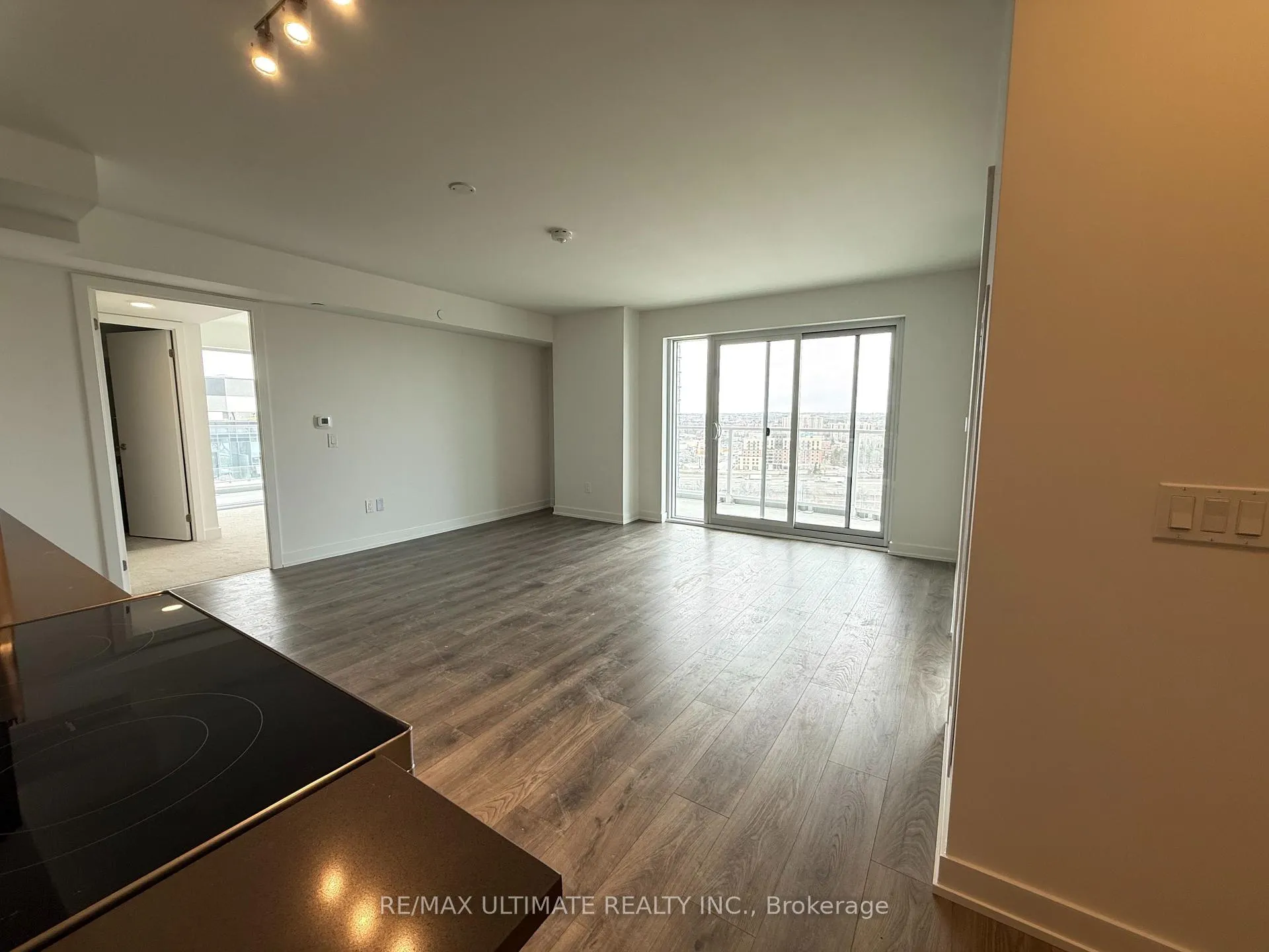 Photo 3 of Unit 1711, 1010 Sandy Beach Road, Pickering, Bay Ridges — HOMEH