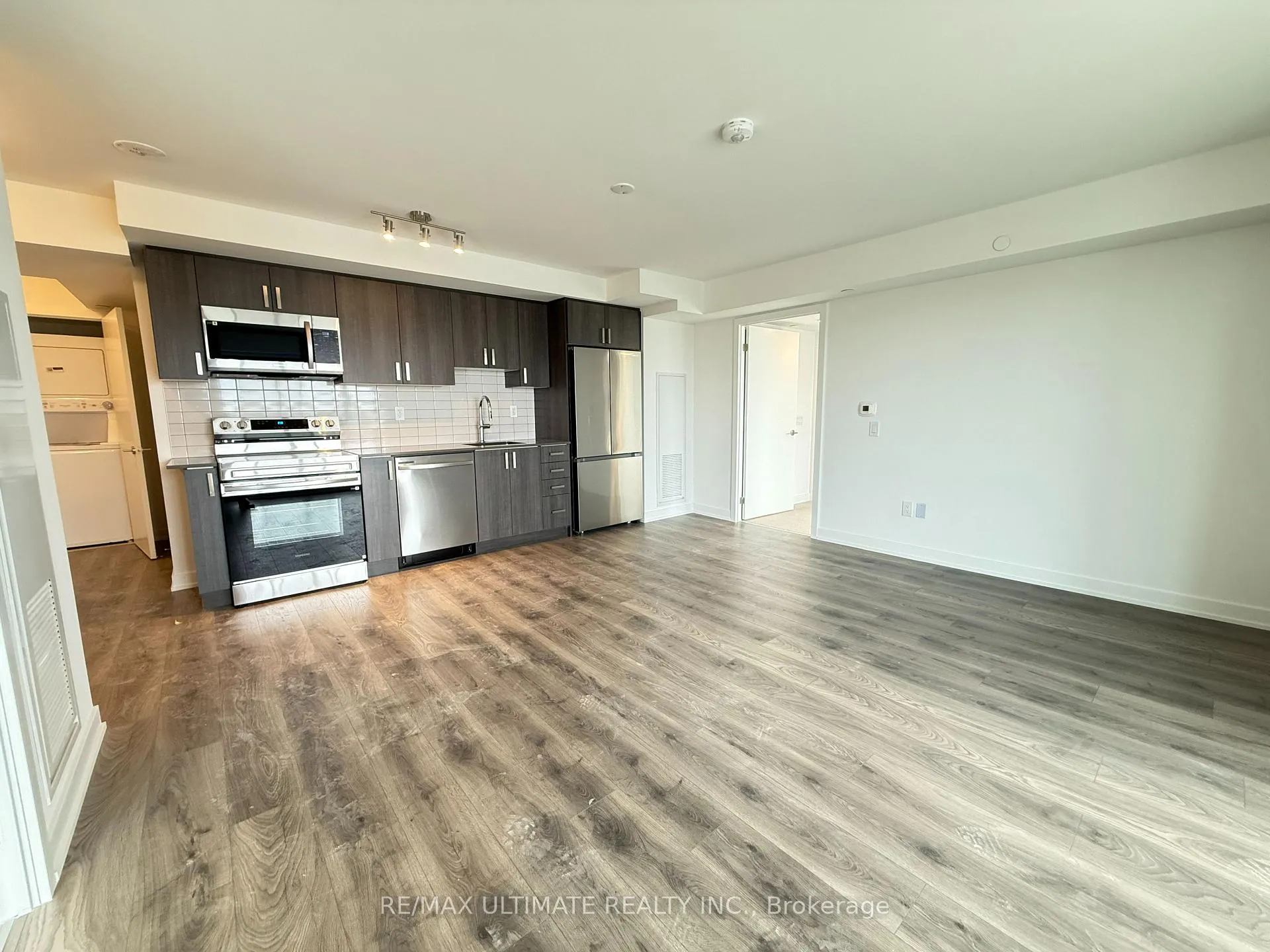 Photo 4 of Unit 1711, 1010 Sandy Beach Road, Pickering, Bay Ridges — HOMEH