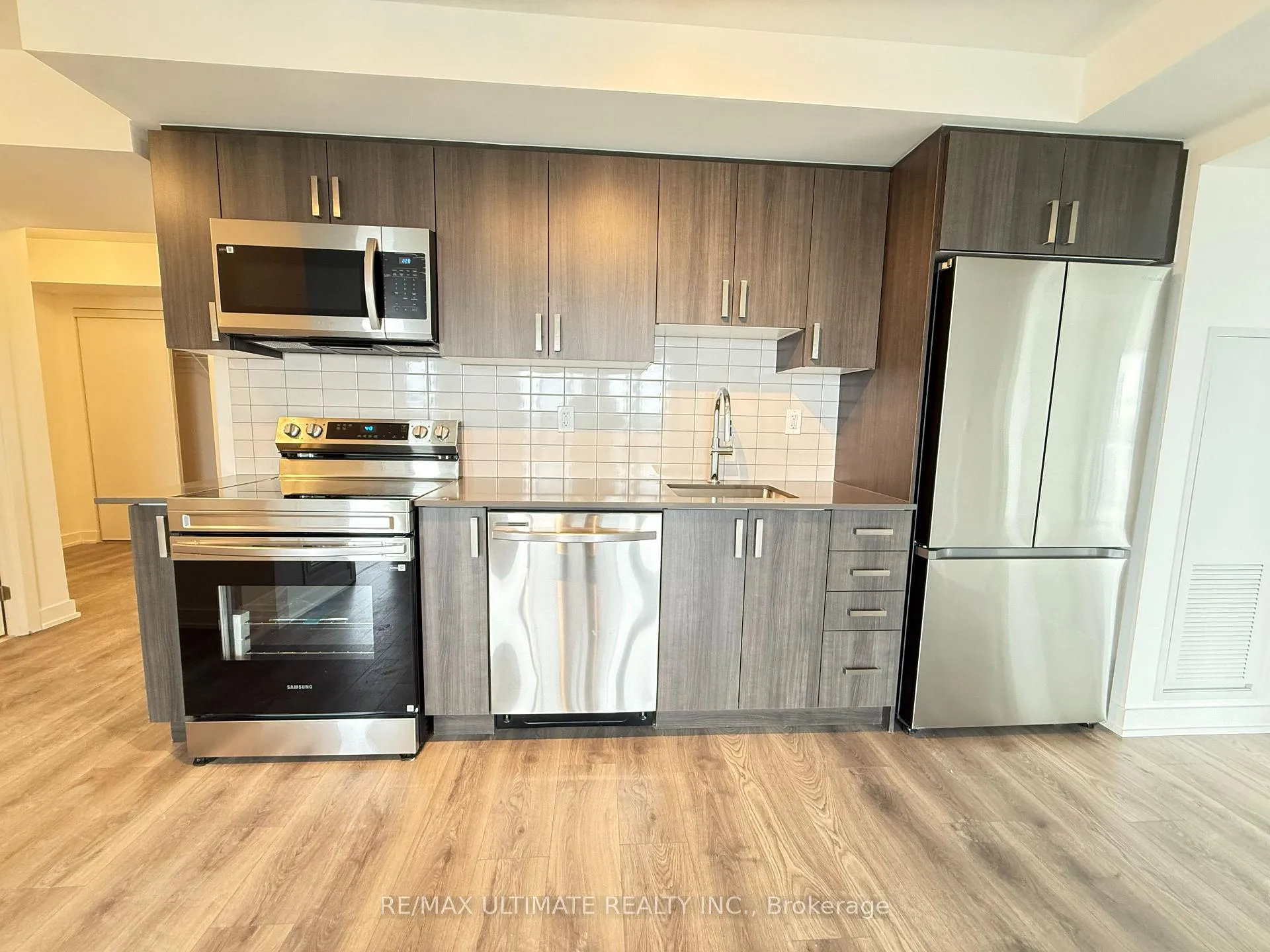 Photo 5 of Unit 1711, 1010 Sandy Beach Road, Pickering, Bay Ridges — HOMEH