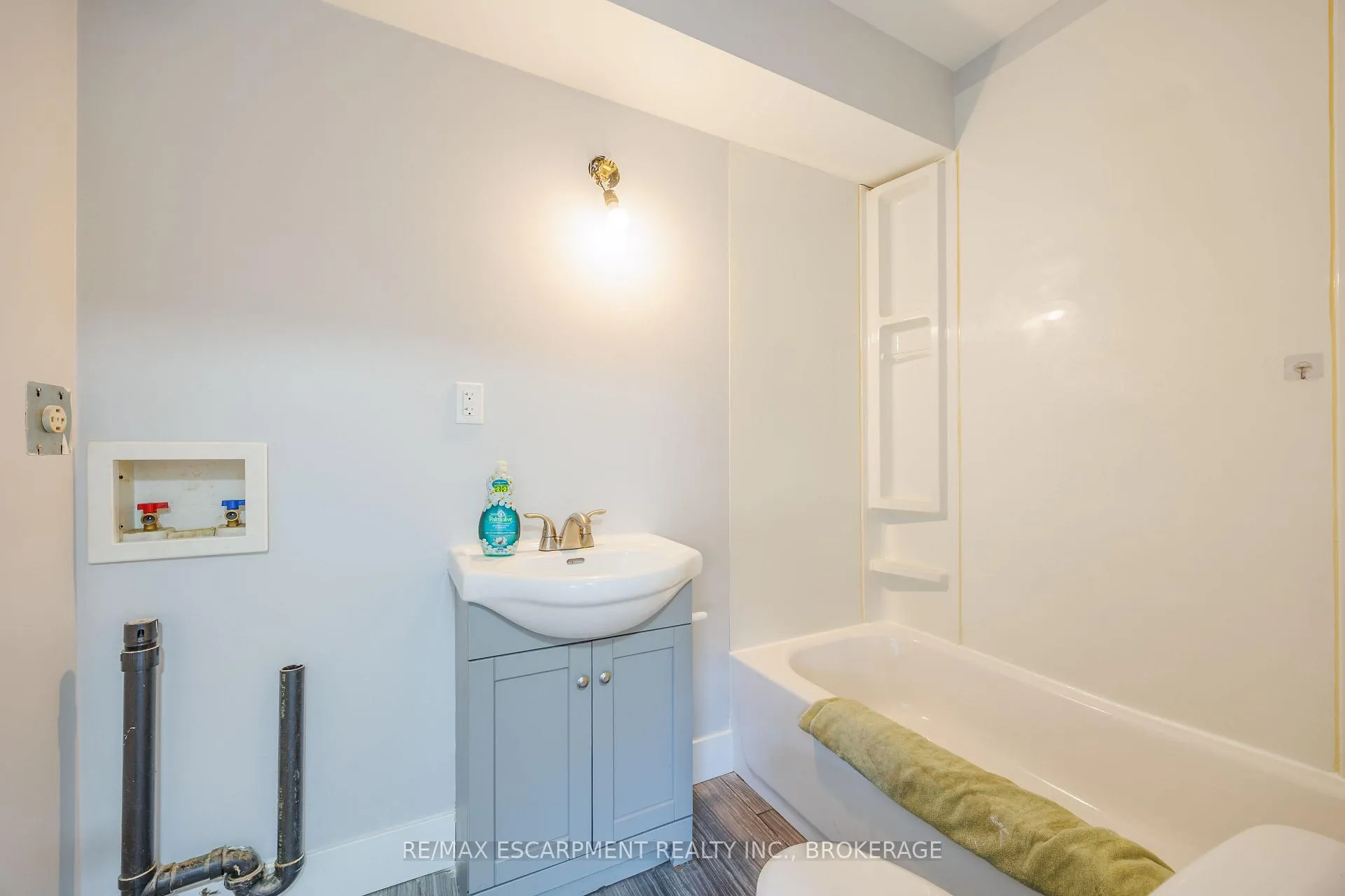 Photo 6 of 13 Chestnut Lane, St. Catharines, Secord Woods — HOMEH