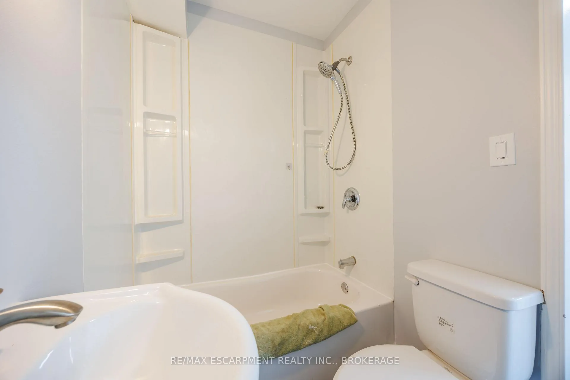 Photo 7 of 13 Chestnut Lane, St. Catharines, Secord Woods — HOMEH