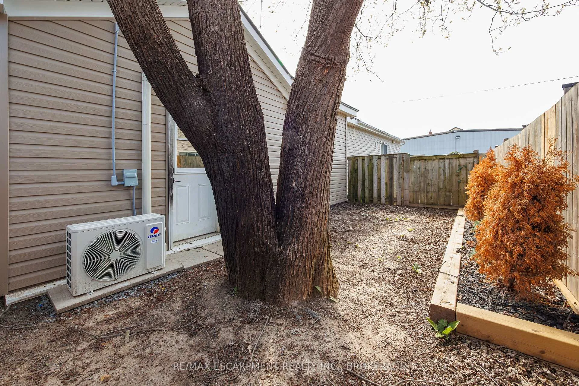 Photo 8 of 13 Chestnut Lane, St. Catharines, Secord Woods — HOMEH