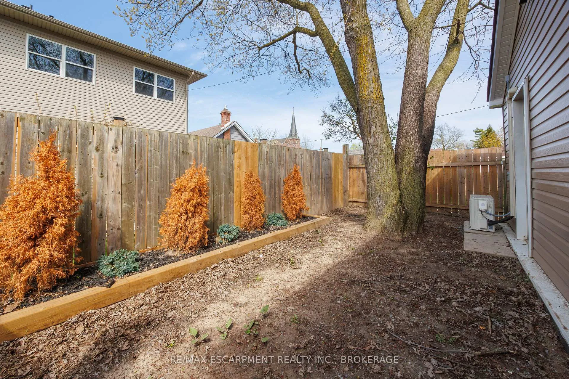 Photo 9 of 13 Chestnut Lane, St. Catharines, Secord Woods — HOMEH