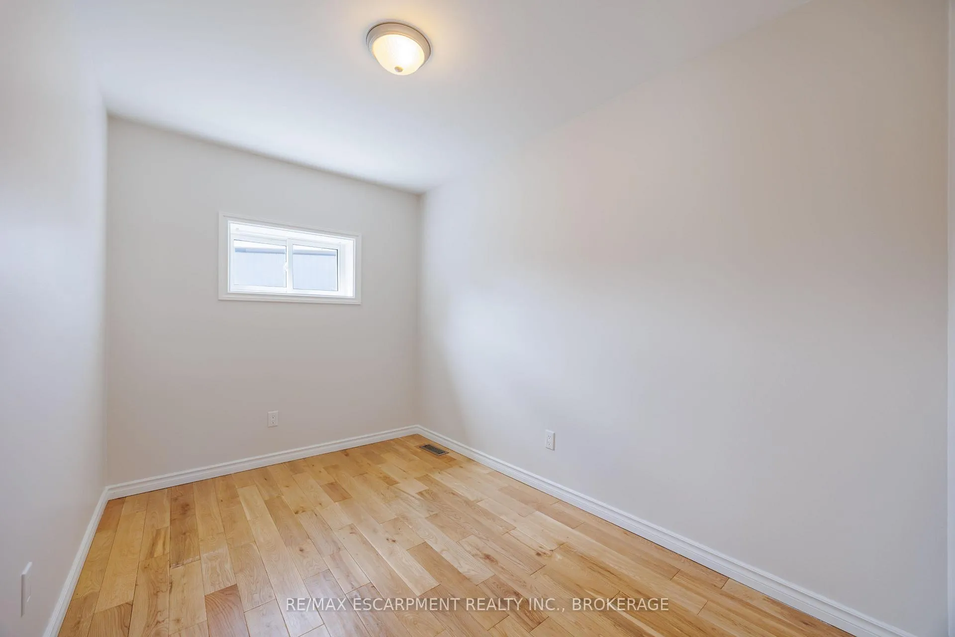 Photo 15 of 13 Chestnut Lane, St. Catharines, Secord Woods — HOMEH