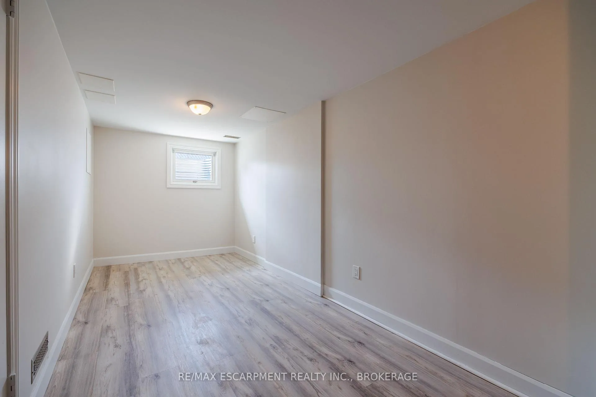 Photo 21 of 13 Chestnut Lane, St. Catharines, Secord Woods — HOMEH