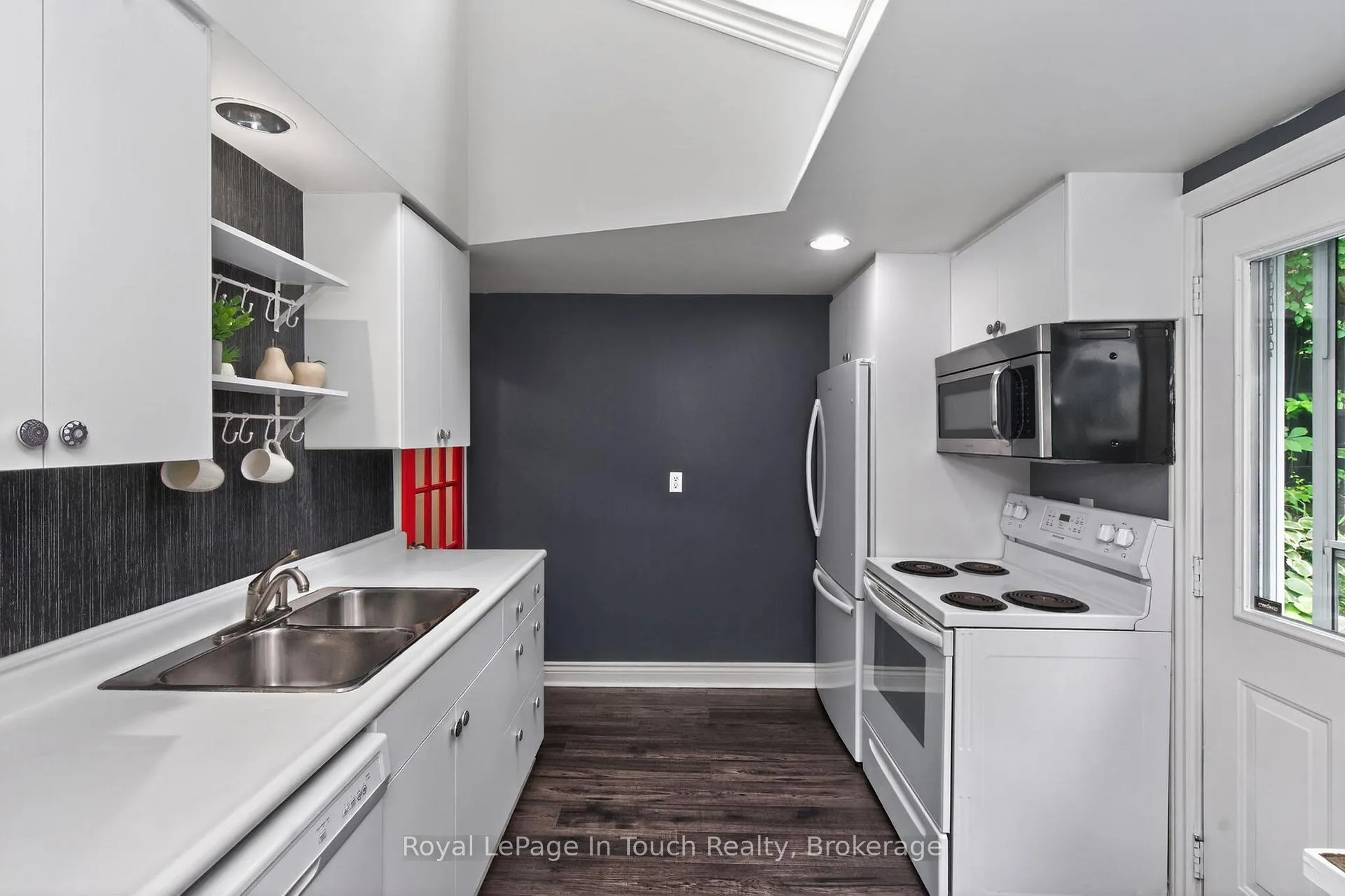 Photo 22 of 330 Third Street, Midland — HOMEH