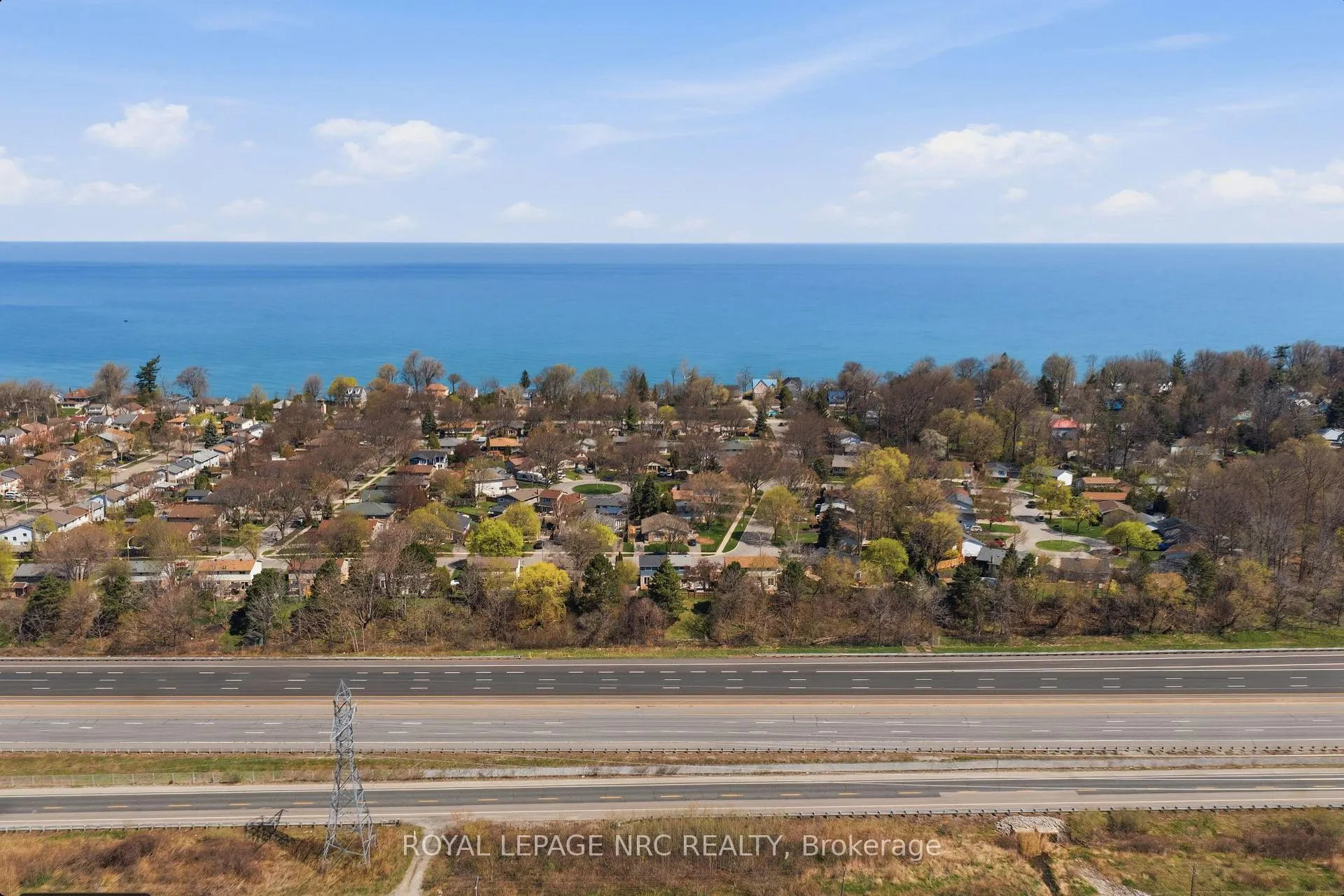 Photo 2 of 35 Birchpark Drive, Grimsby, Grimsby Beach — HOMEH