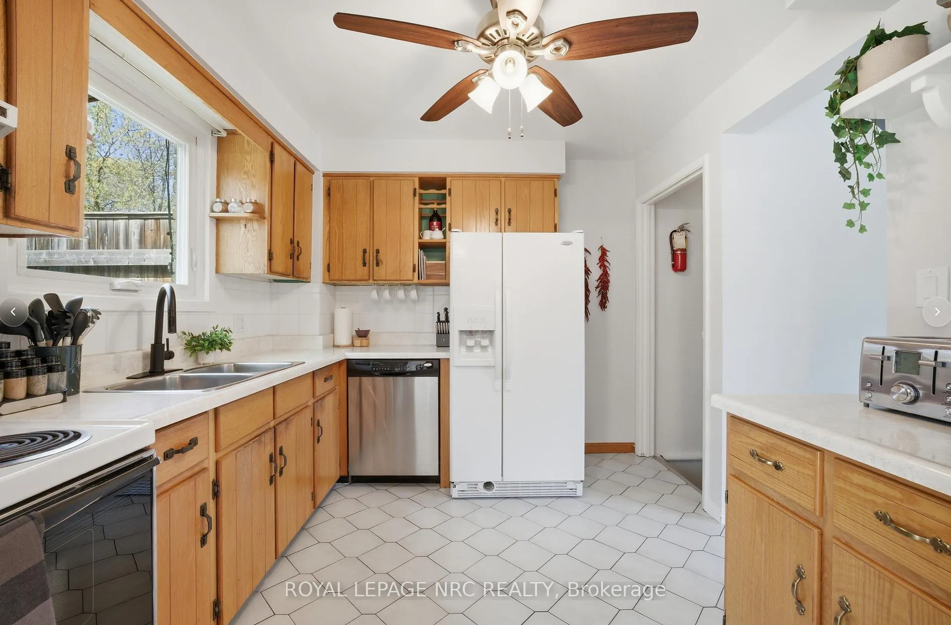 Photo 6 of 35 Birchpark Drive, Grimsby, Grimsby Beach — HOMEH
