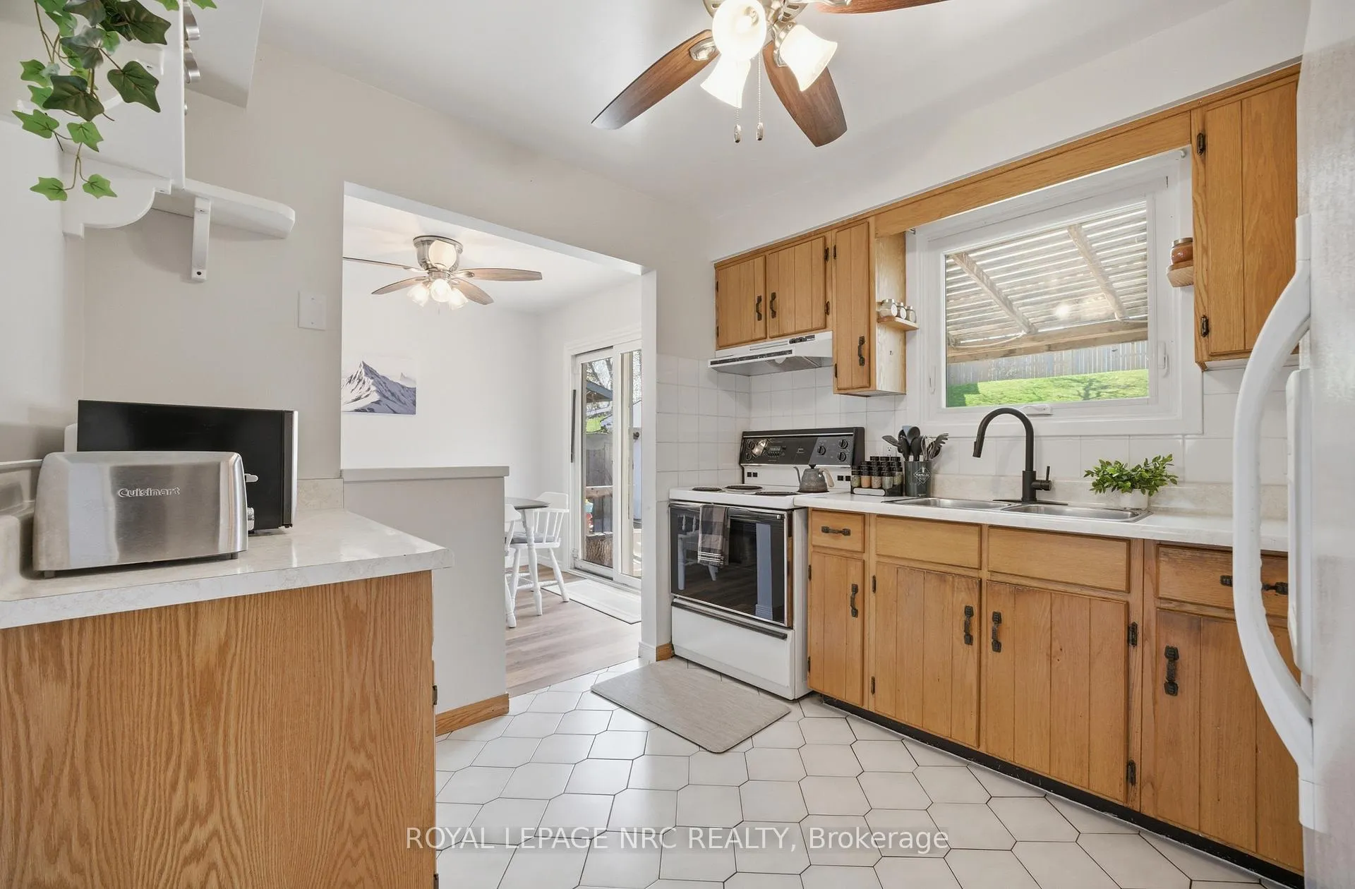 Photo 7 of 35 Birchpark Drive, Grimsby, Grimsby Beach — HOMEH