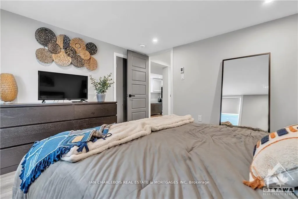 Photo 6 of Unit B, 820 Smyth Road, Ottawa, Elmvale Acres — HOMEH