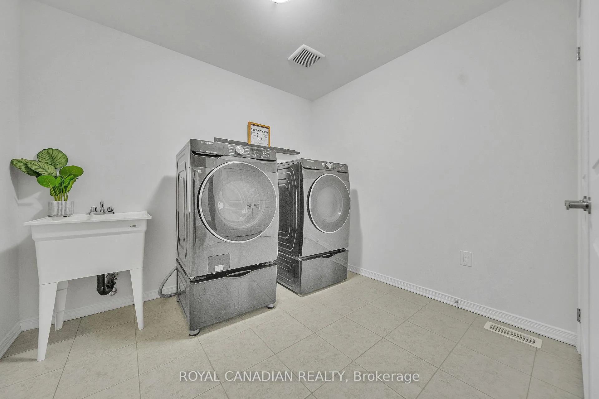 Photo 40 of 237 Kinsman Drive, Hamilton, Binbrook — HOMEH