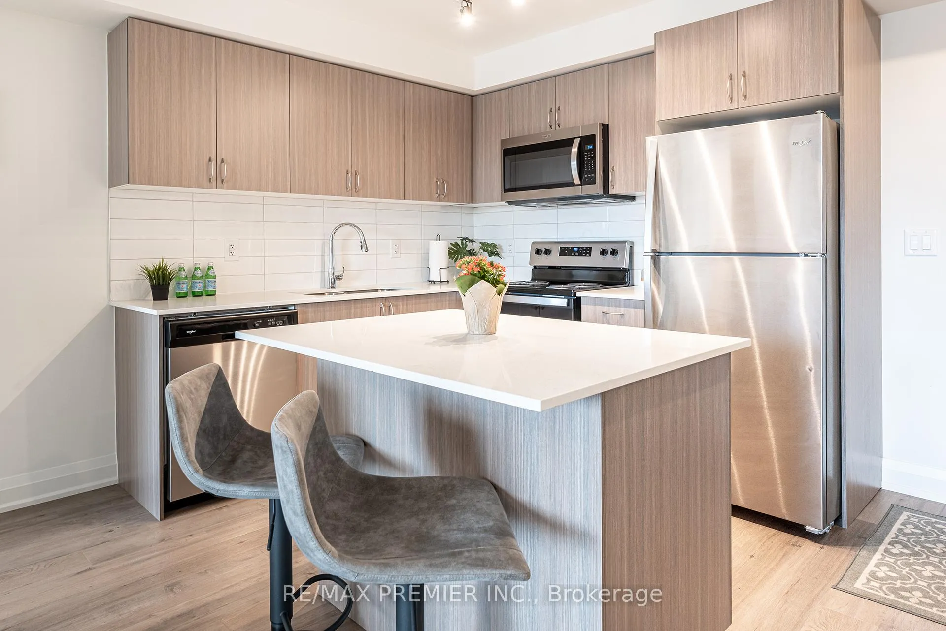 Photo 2 of Unit 908, 58 Lakeside Terrace, Barrie, Little Lake — HOMEH