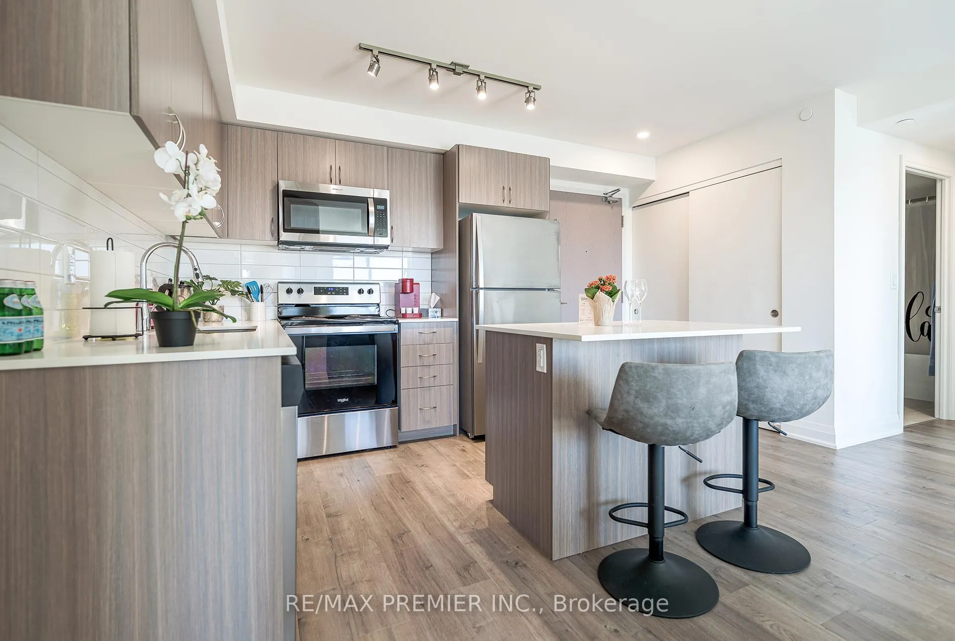 Photo 3 of Unit 908, 58 Lakeside Terrace, Barrie, Little Lake — HOMEH