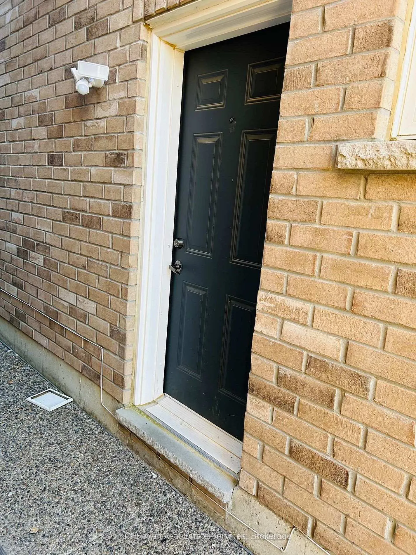 Photo 2 of Unit Basement, 9 Iguana Trail, Brampton, Northwest Brampton — HOMEH