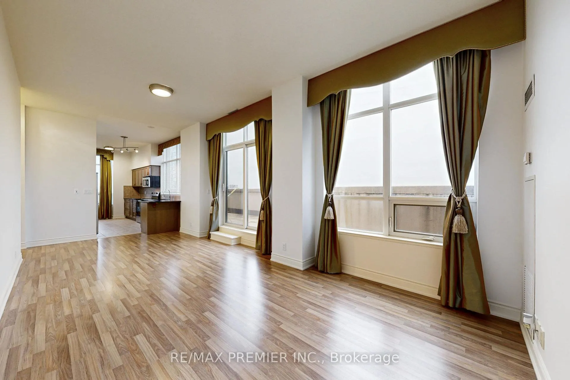 Photo 9 of Unit PH07, 9225 Jane Street, Vaughan, Maple — HOMEH