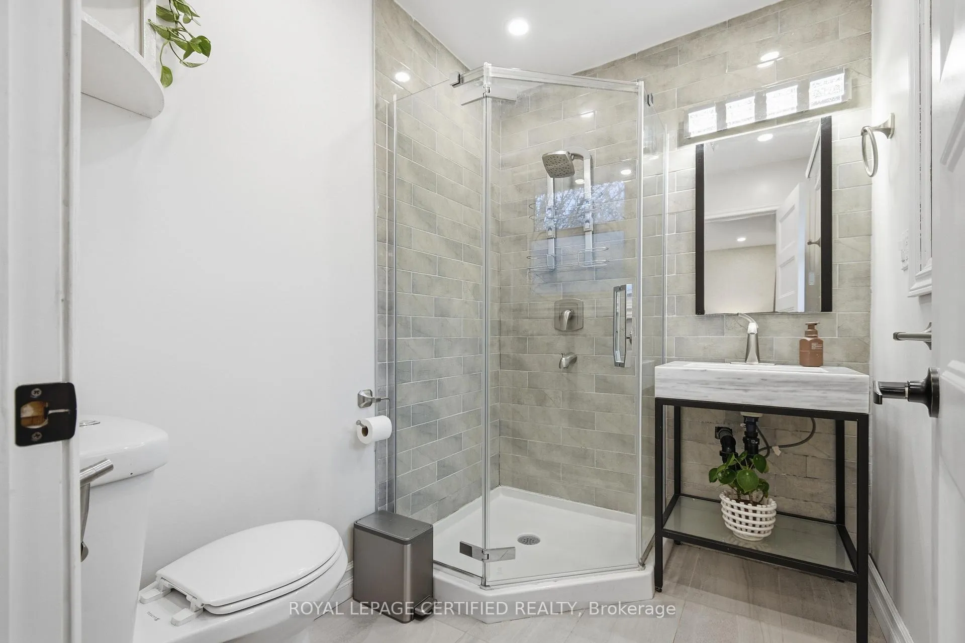 Photo 4 of 2435 Mckay Avenue, Windsor — HOMEH