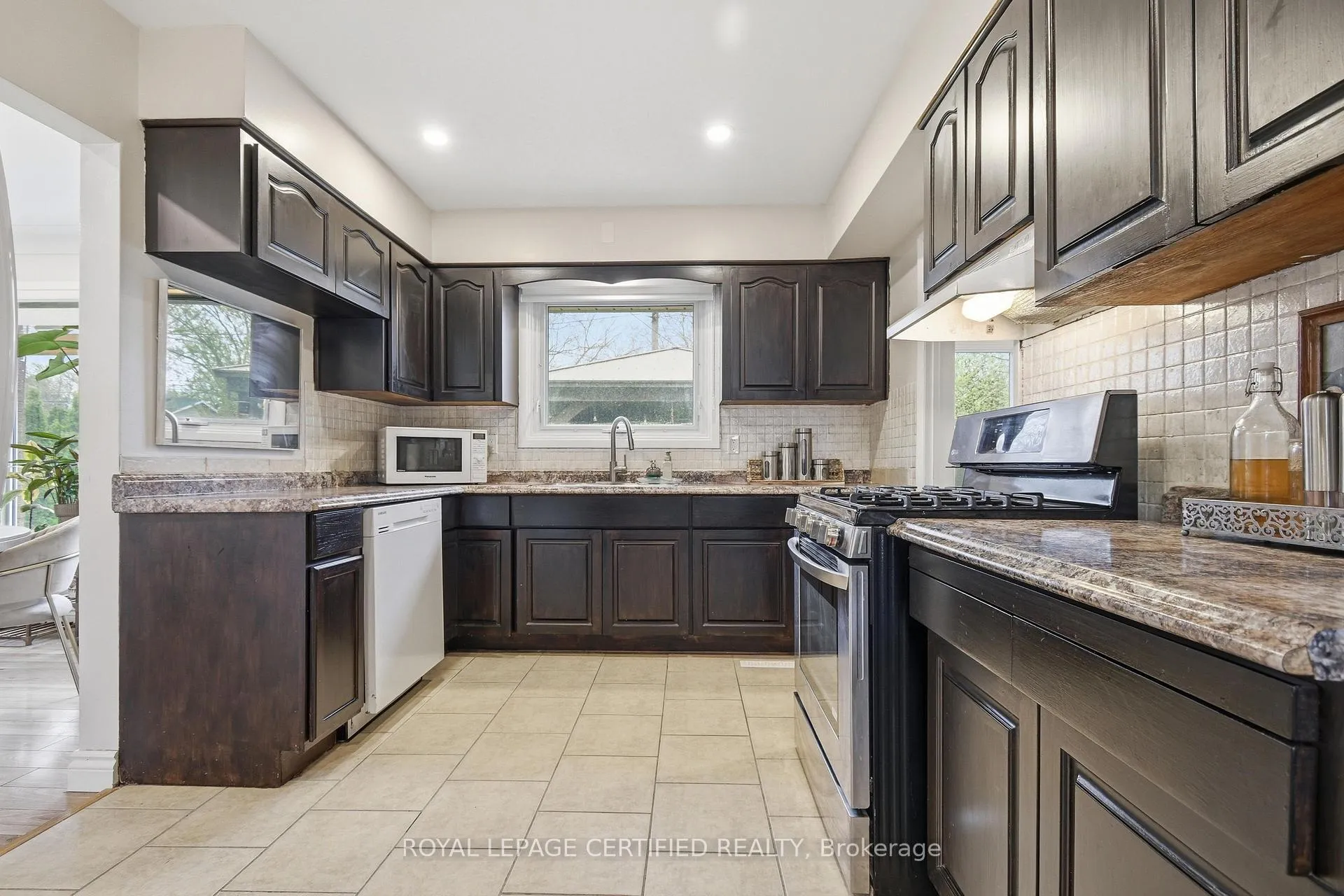 Photo 10 of 2435 Mckay Avenue, Windsor — HOMEH