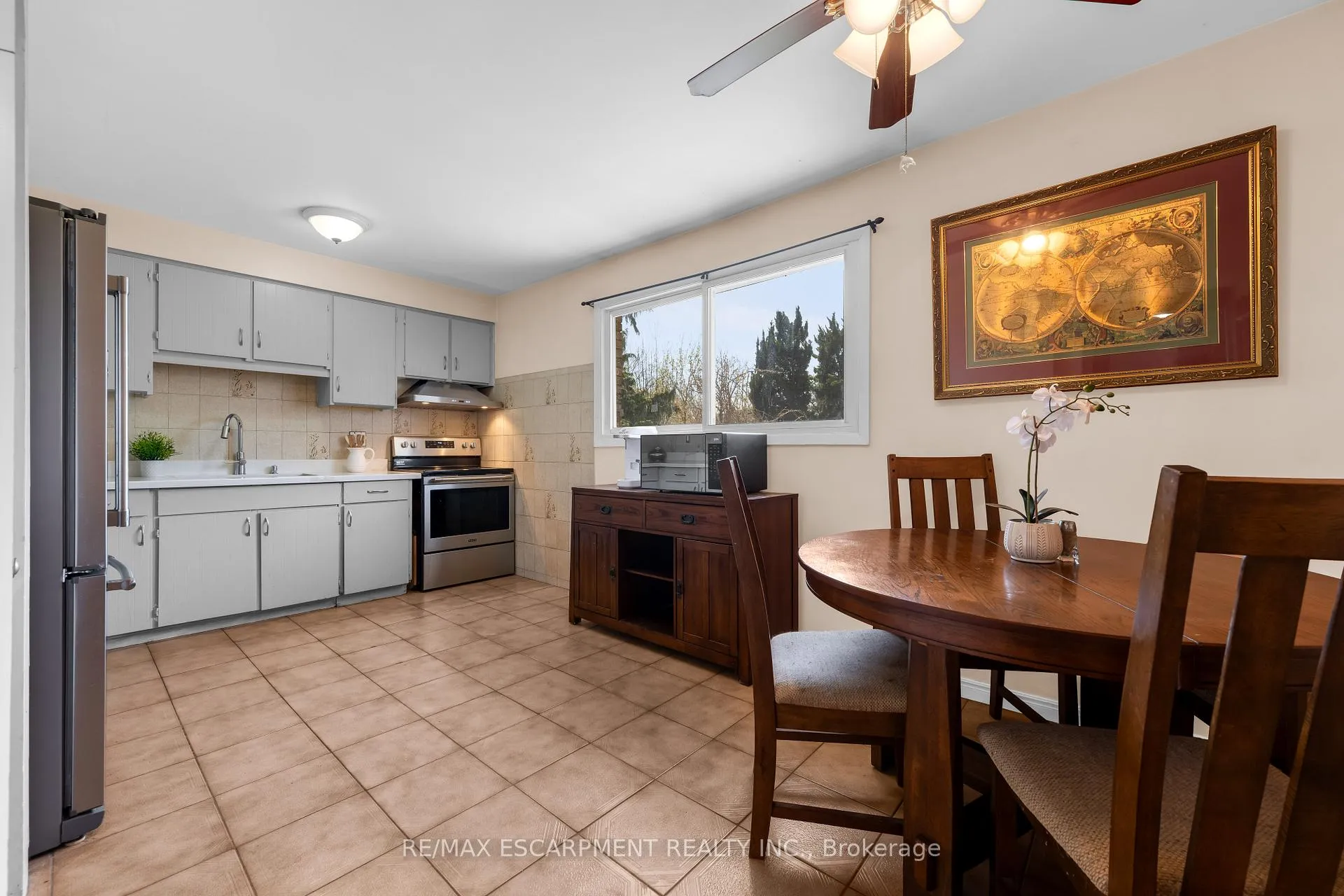 Photo 10 of 102 Berkindale Drive, Hamilton, Riverdale — HOMEH