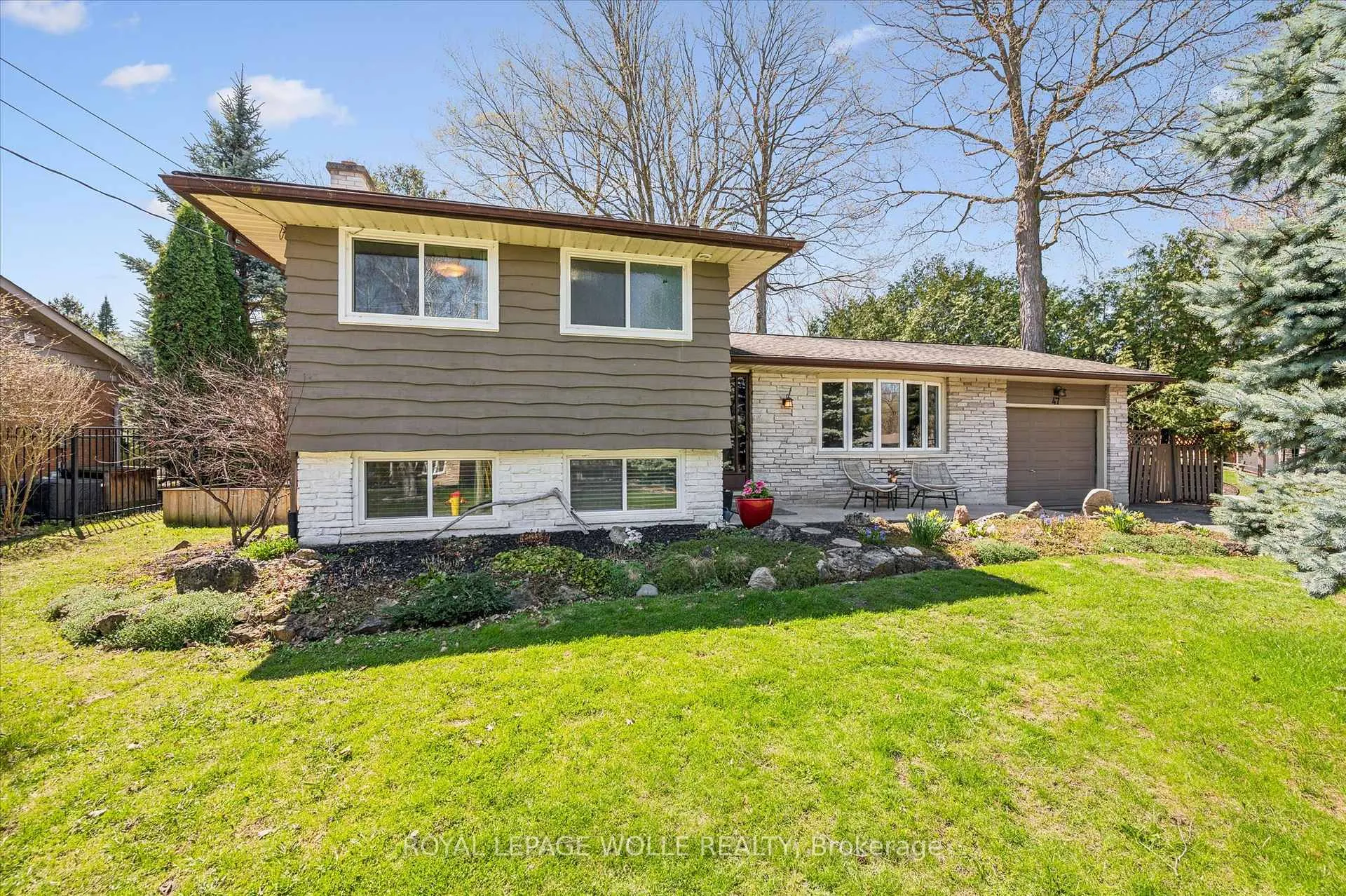 Photo 2 of 47 Hillcrest Lane, Kitchener, Bridgeport — HOMEH