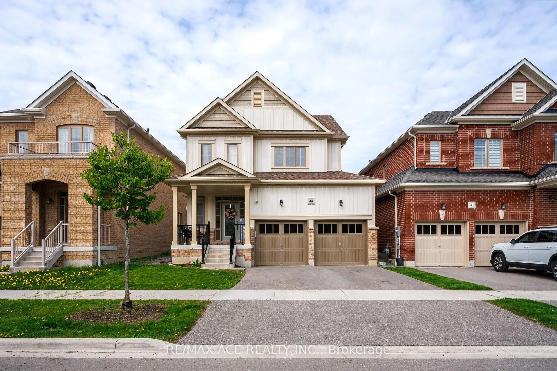 Photo 2 of 34 Albert Christie Street, Clarington, Bowmanville — HOMEH