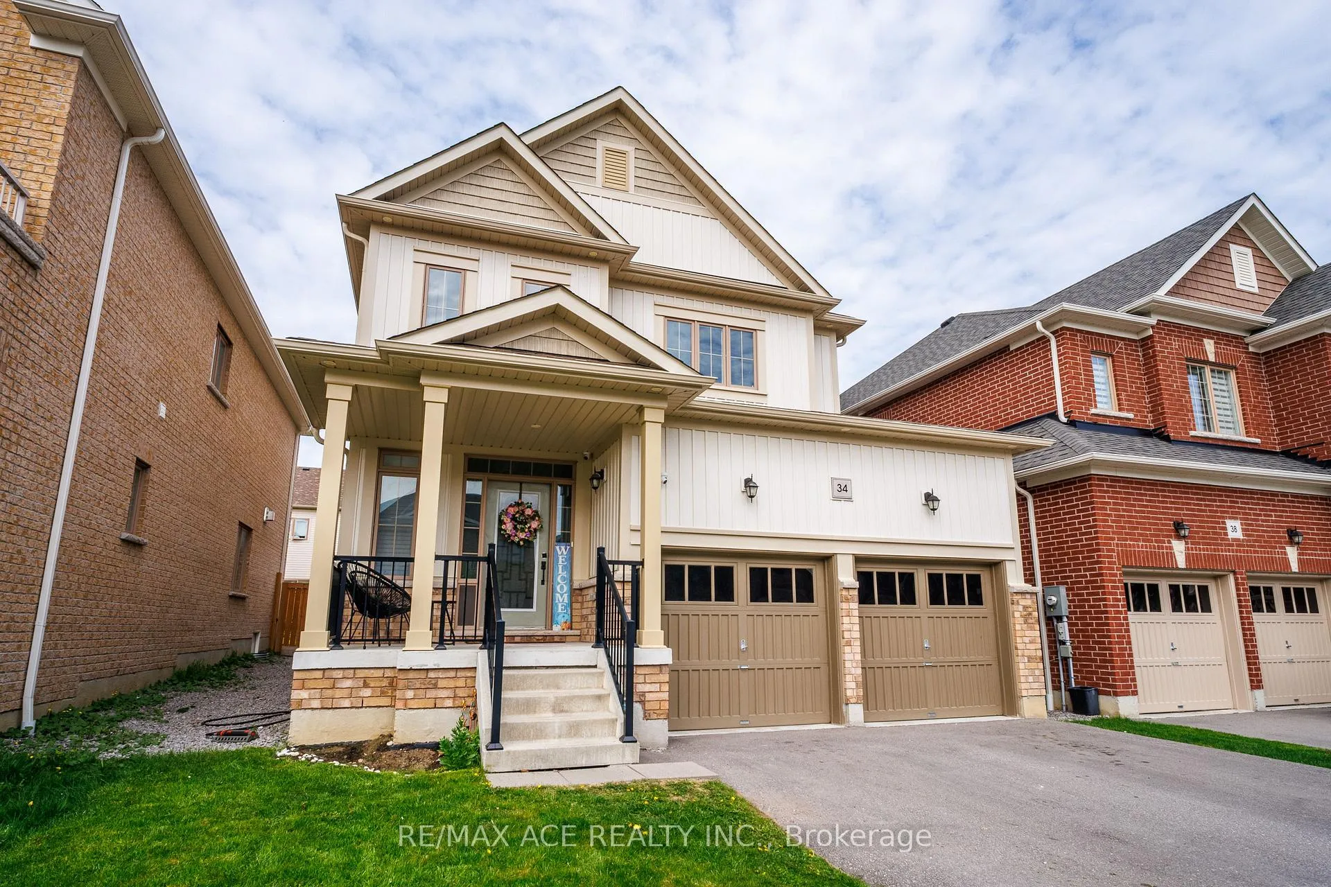 Photo 3 of 34 Albert Christie Street, Clarington, Bowmanville — HOMEH