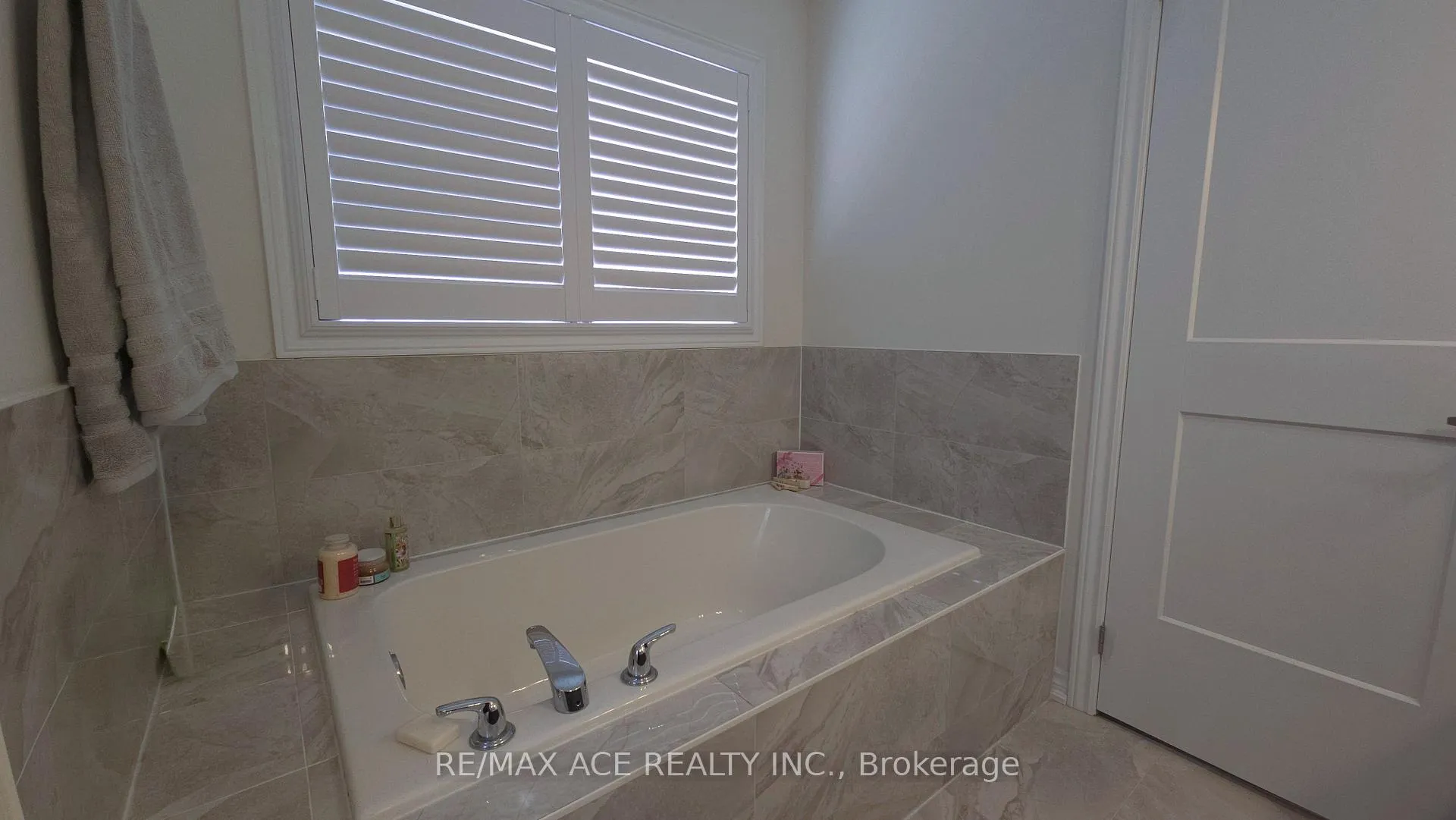 Photo 19 of 34 Albert Christie Street, Clarington, Bowmanville — HOMEH