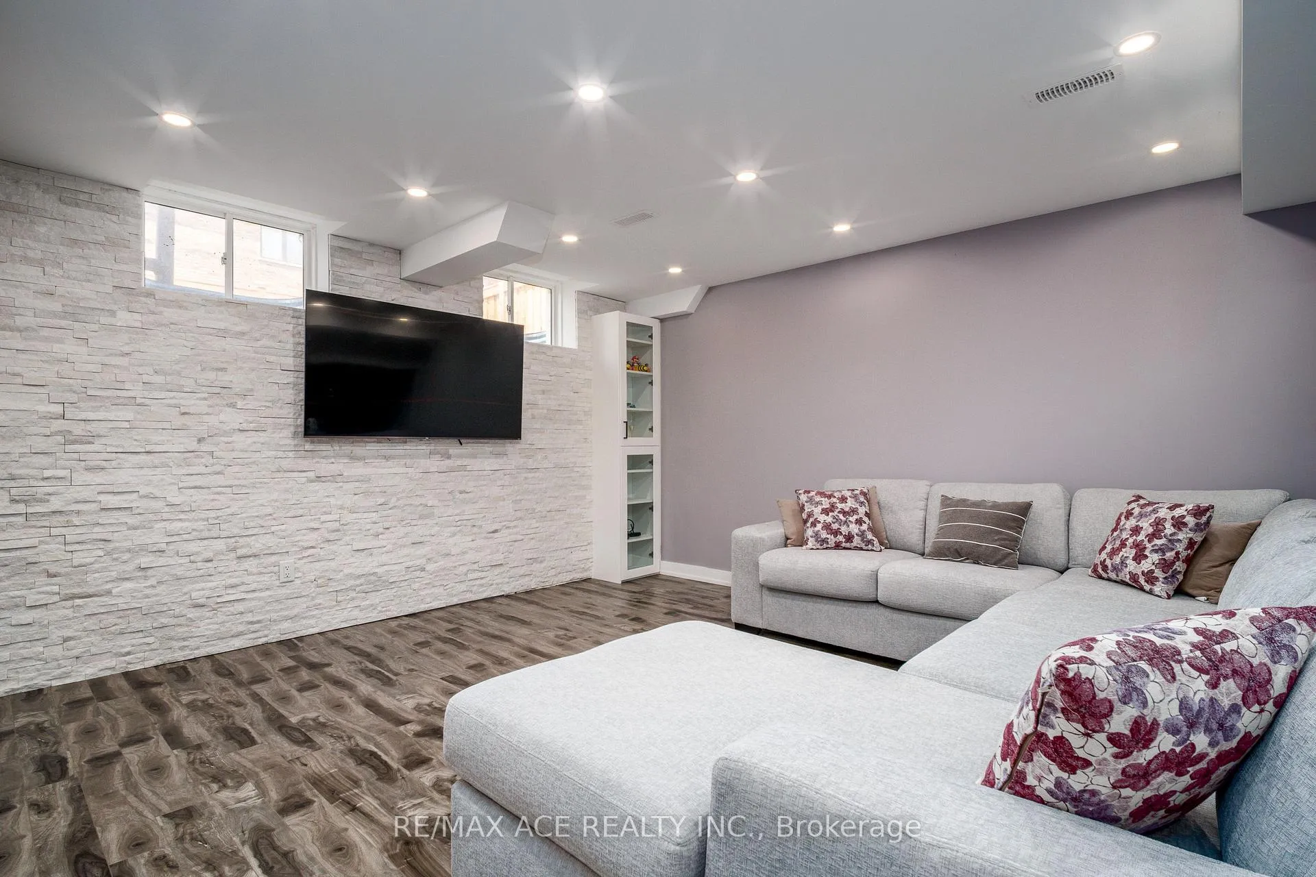 Photo 29 of 34 Albert Christie Street, Clarington, Bowmanville — HOMEH
