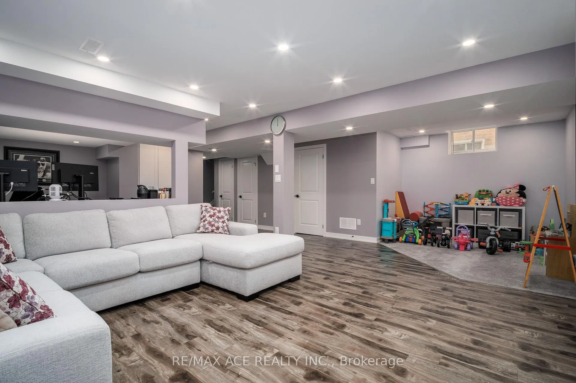 Photo 30 of 34 Albert Christie Street, Clarington, Bowmanville — HOMEH