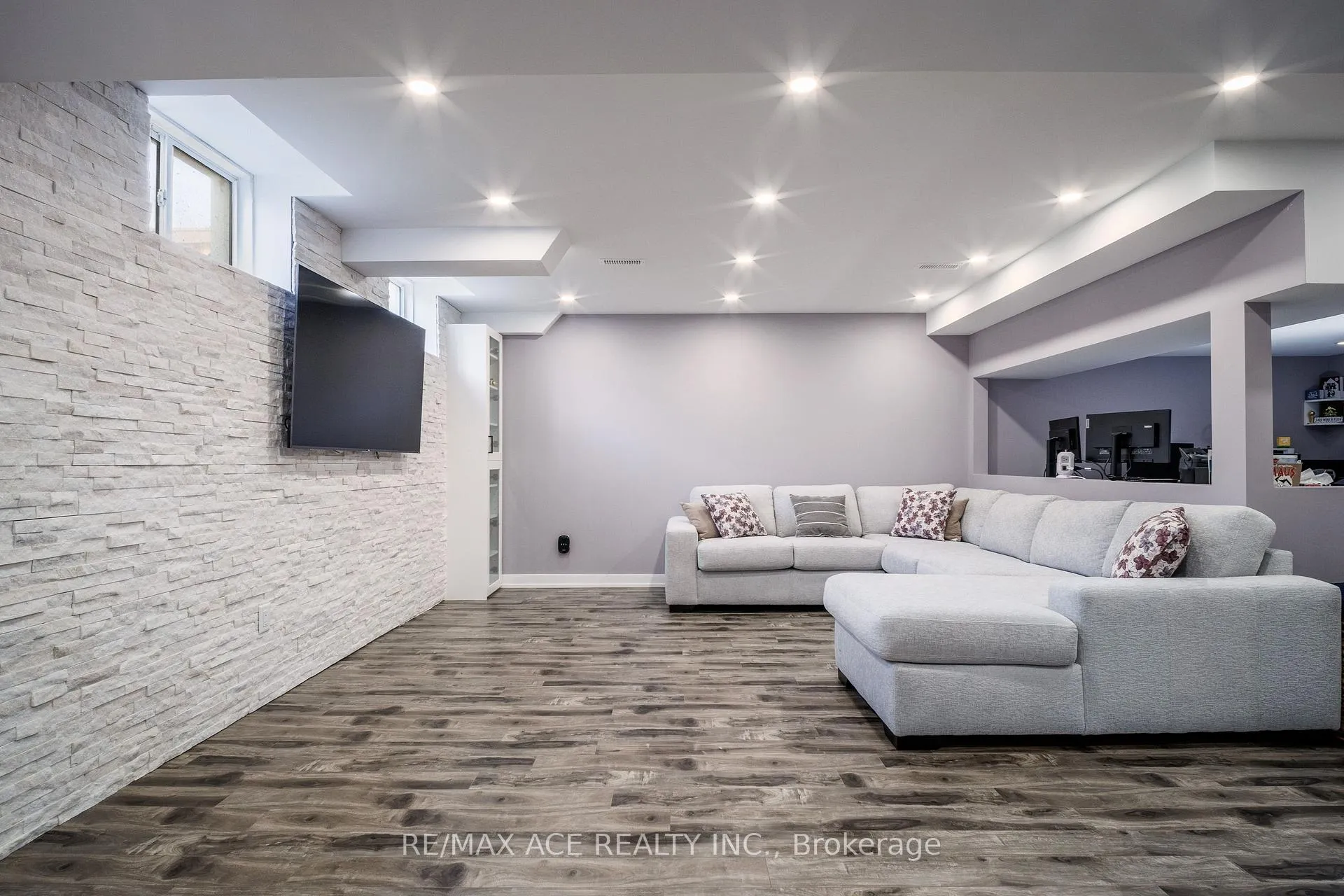 Photo 31 of 34 Albert Christie Street, Clarington, Bowmanville — HOMEH