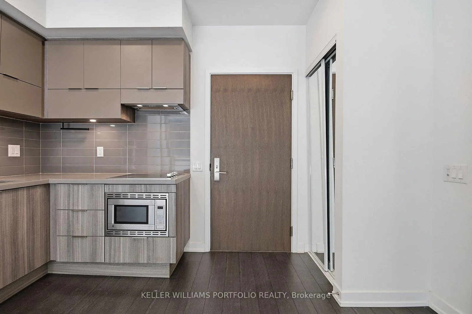 Photo 3 of Unit 506, 39 Roehampton Avenue, Toronto, Mount Pleasant West — HOMEH