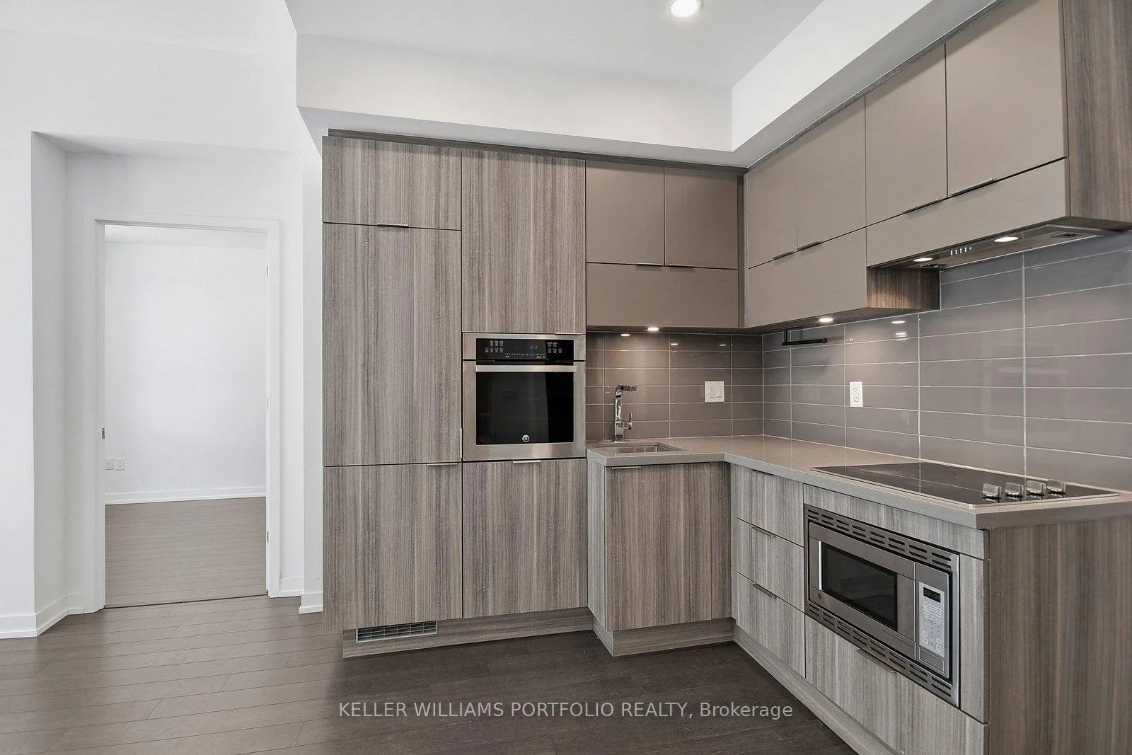 Photo 4 of Unit 506, 39 Roehampton Avenue, Toronto, Mount Pleasant West — HOMEH
