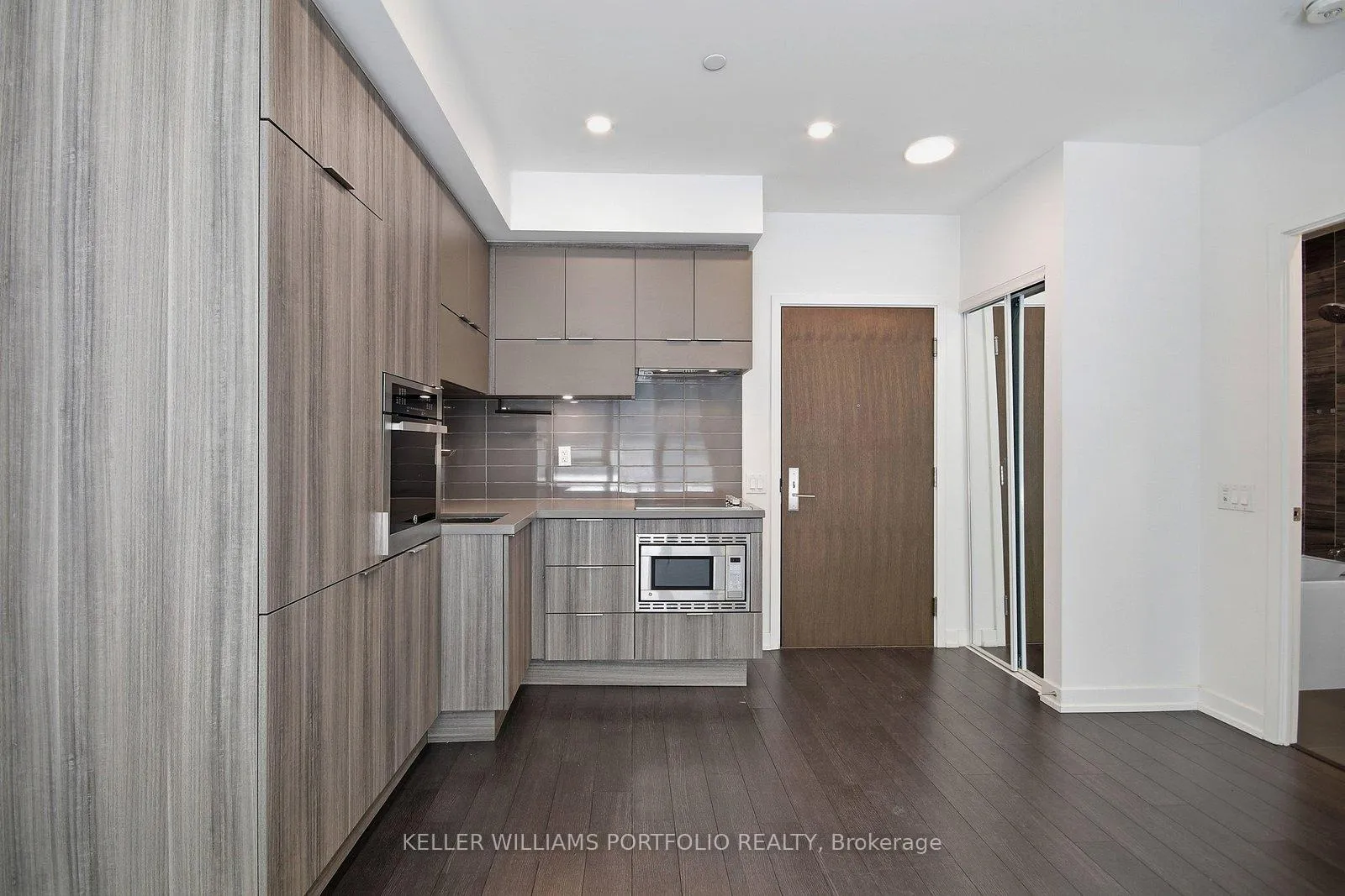 Photo 5 of Unit 506, 39 Roehampton Avenue, Toronto, Mount Pleasant West — HOMEH