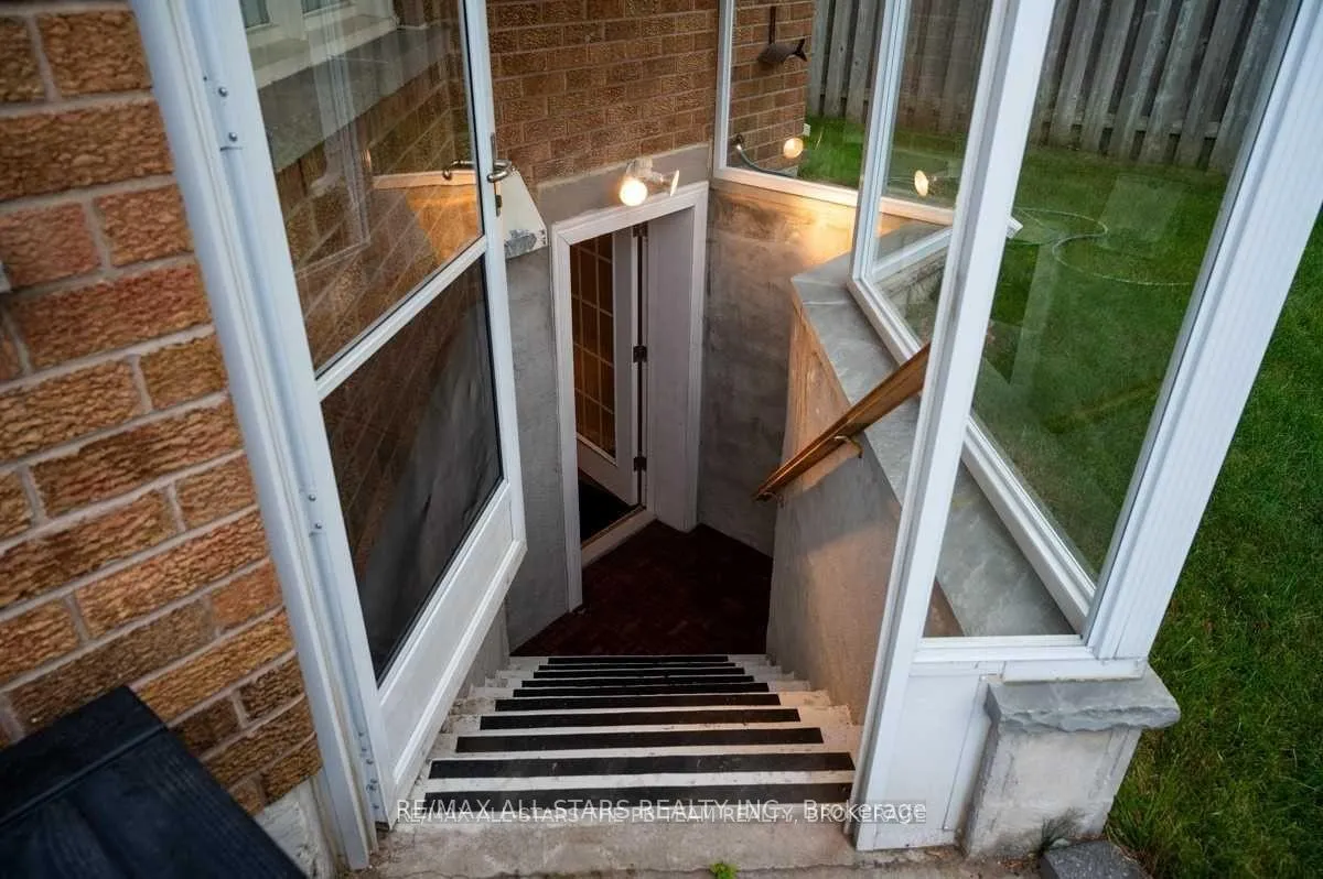 Photo 1 of 1915 Rosebank Road N, Pickering, Amberlea — HOMEH