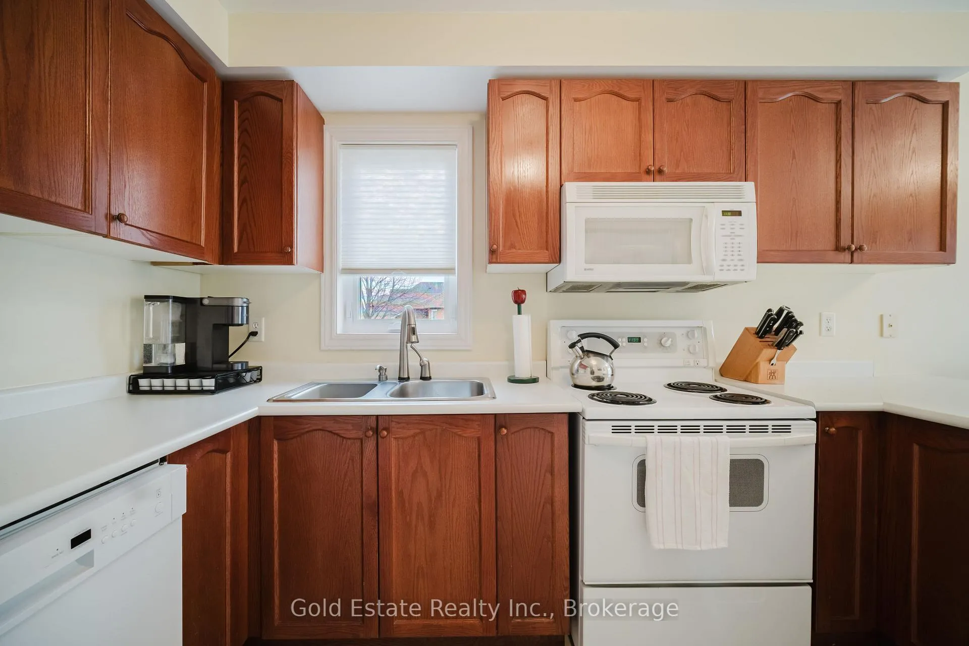 Photo 8 of 59 Royal Orchard Drive, Brampton, Brampton West — HOMEH