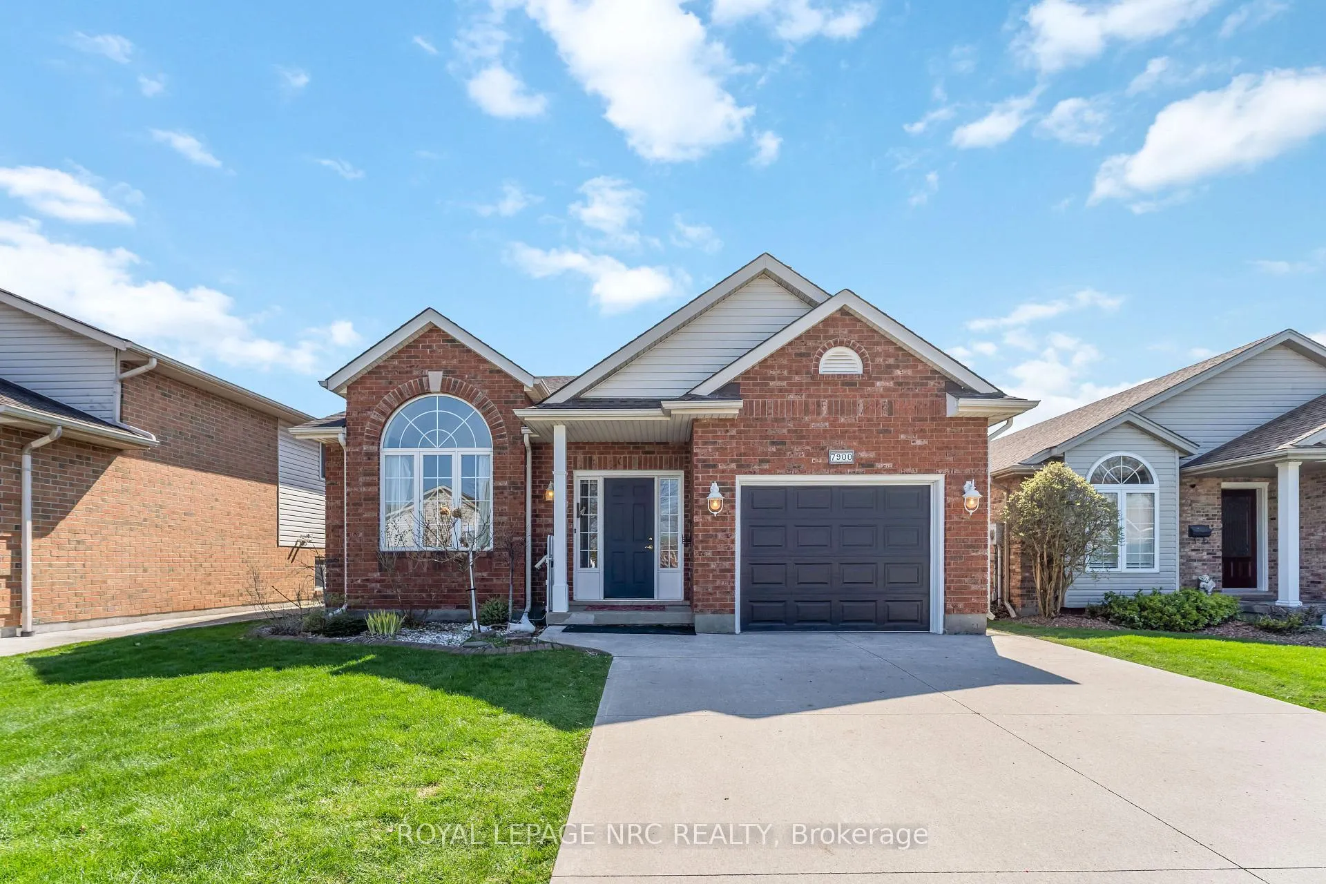 Photo 3 of 7900 Ascot Circle, Niagara Falls, Ascot — HOMEH