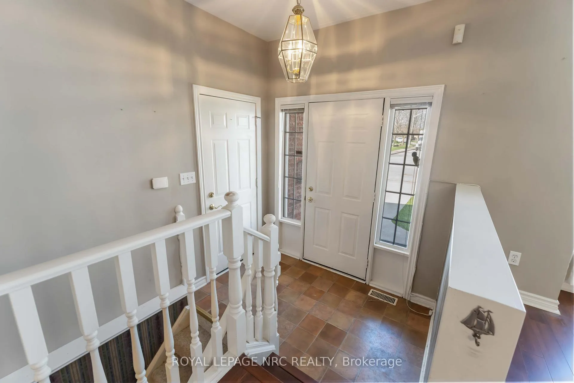 Photo 4 of 7900 Ascot Circle, Niagara Falls, Ascot — HOMEH