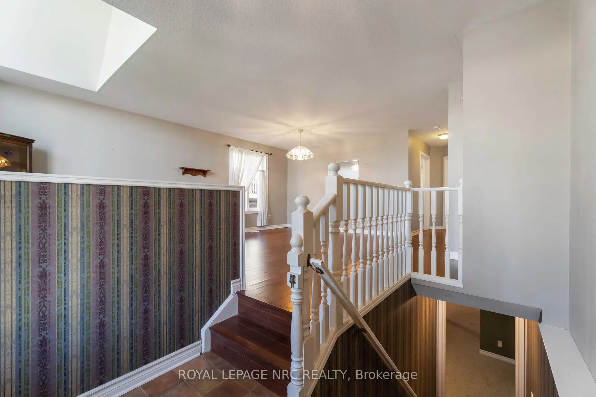 Photo 5 of 7900 Ascot Circle, Niagara Falls, Ascot — HOMEH