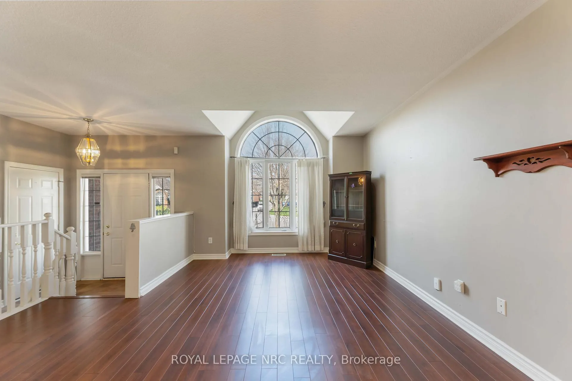 Photo 6 of 7900 Ascot Circle, Niagara Falls, Ascot — HOMEH