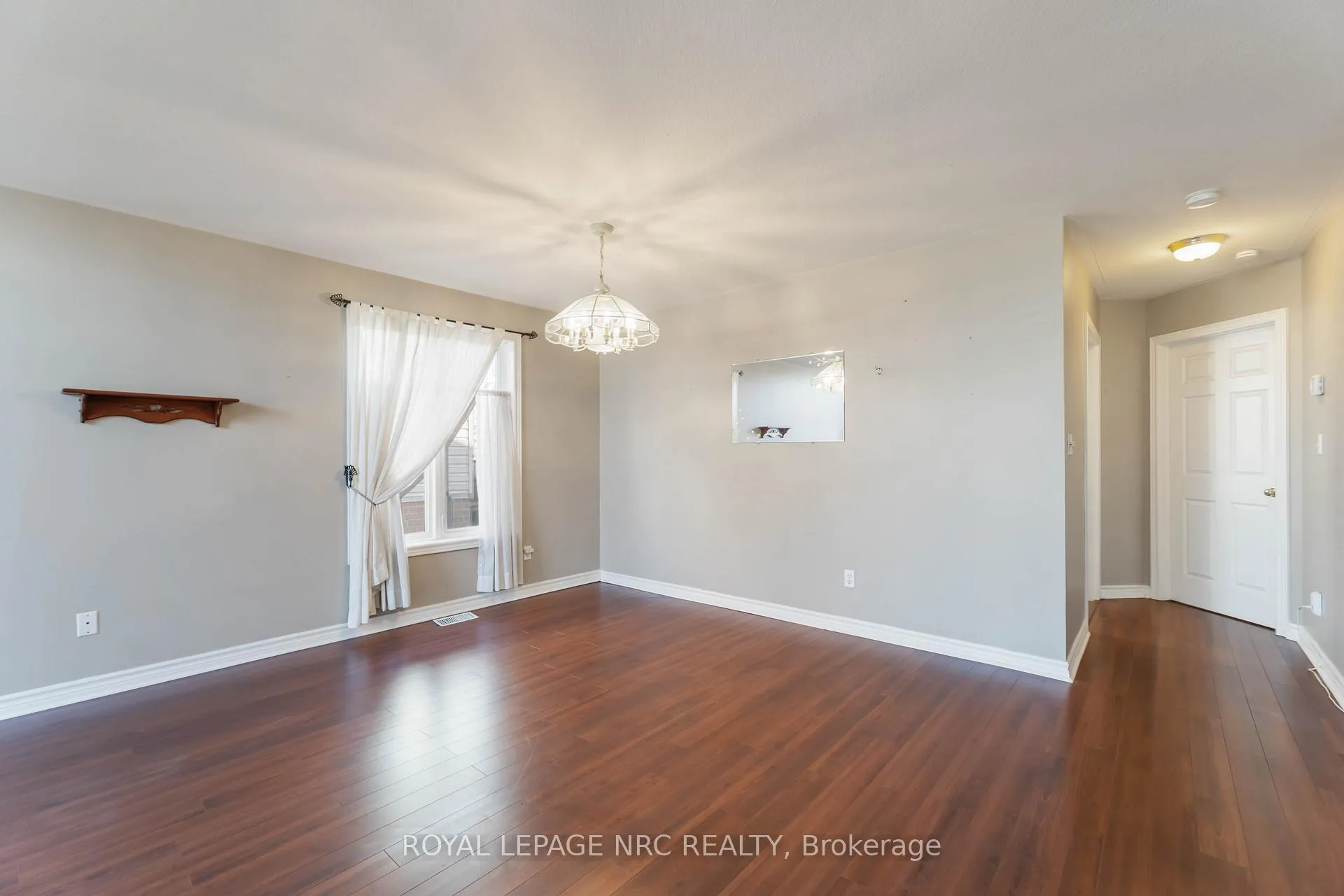 Photo 8 of 7900 Ascot Circle, Niagara Falls, Ascot — HOMEH