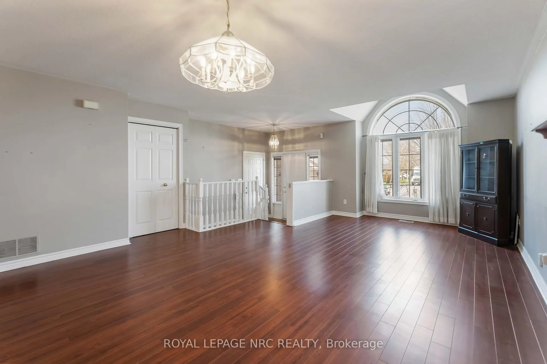 Photo 10 of 7900 Ascot Circle, Niagara Falls, Ascot — HOMEH