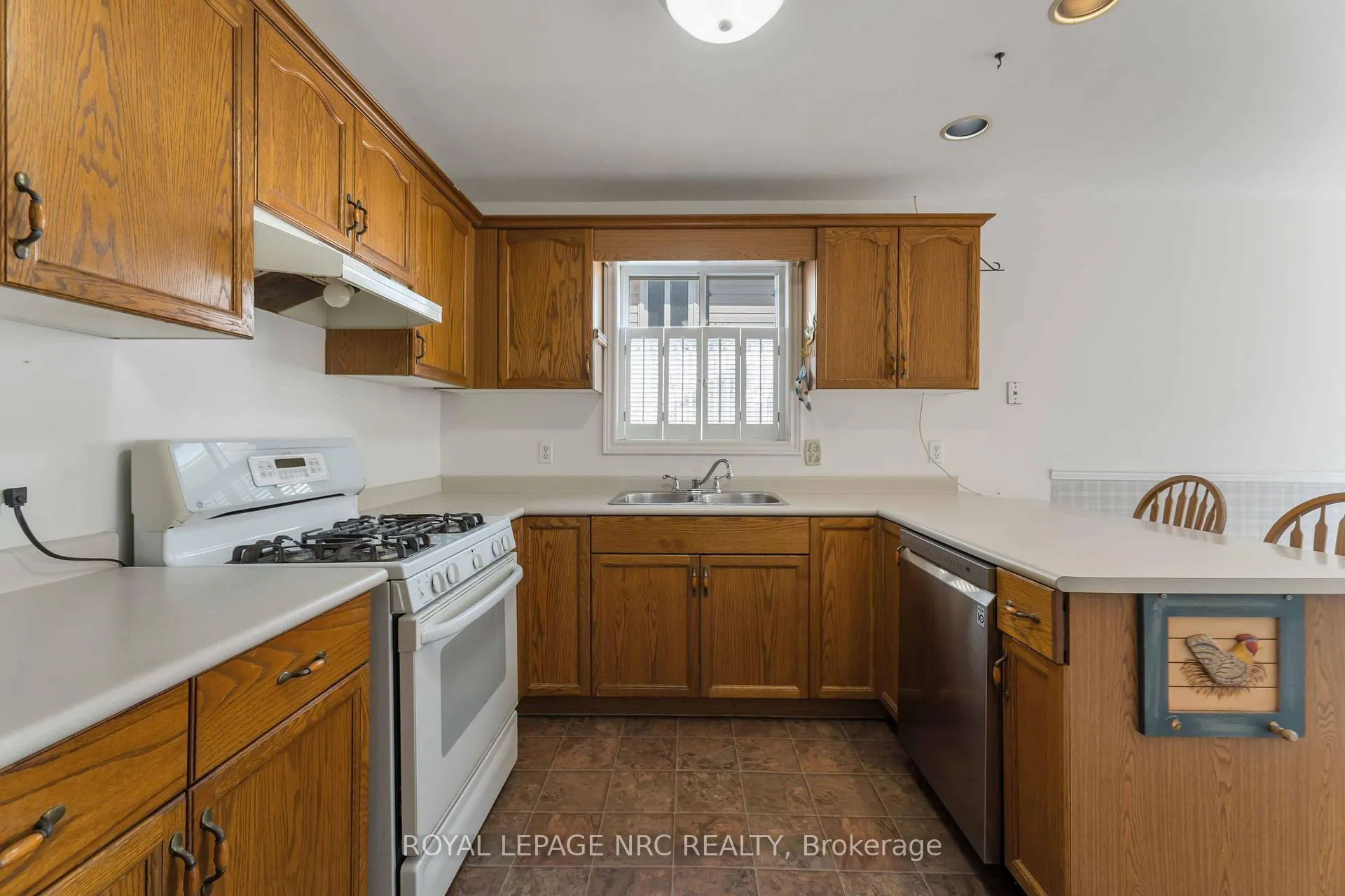 Photo 11 of 7900 Ascot Circle, Niagara Falls, Ascot — HOMEH
