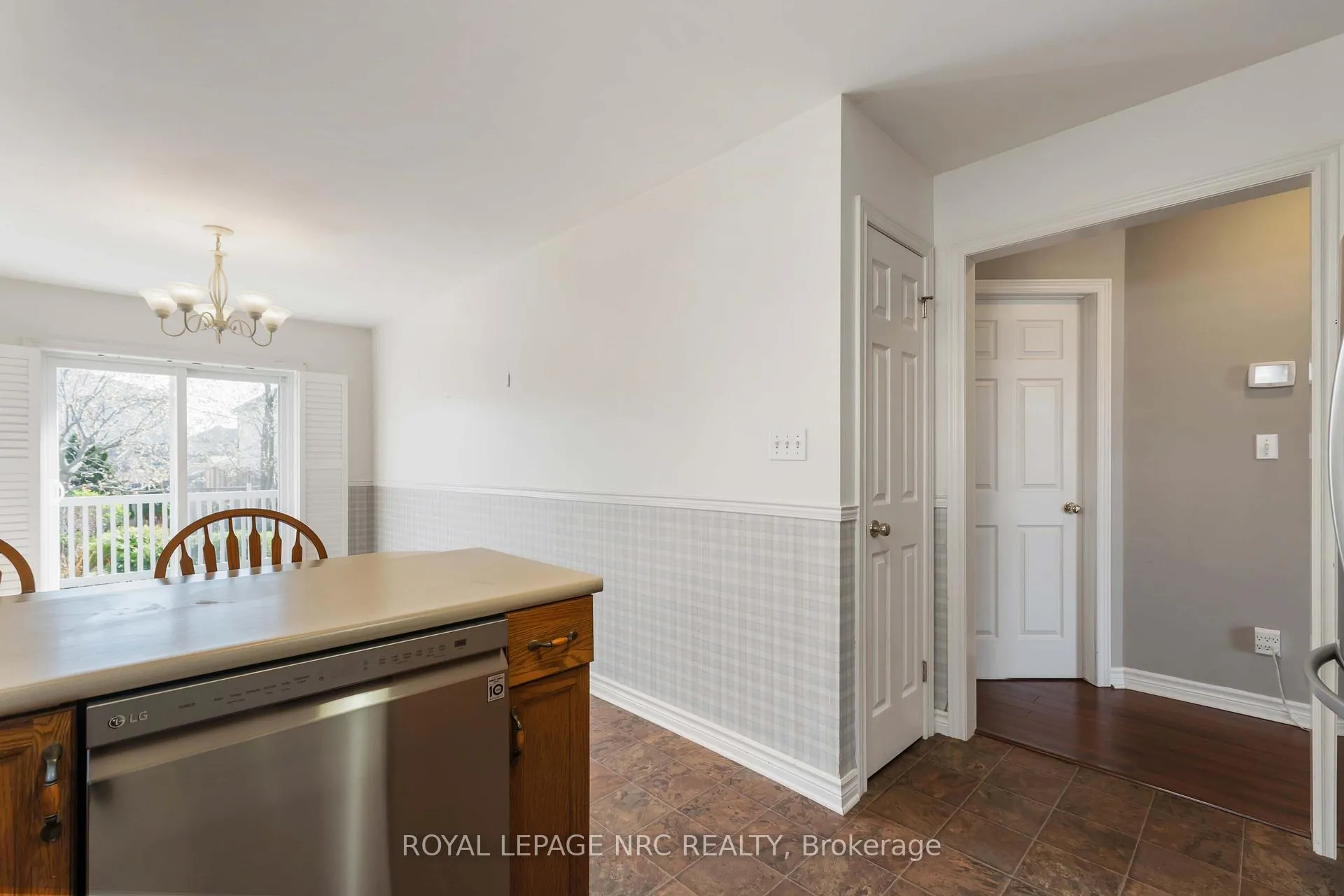 Photo 14 of 7900 Ascot Circle, Niagara Falls, Ascot — HOMEH