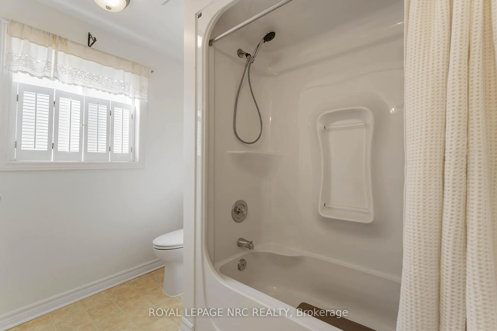 Photo 24 of 7900 Ascot Circle, Niagara Falls, Ascot — HOMEH