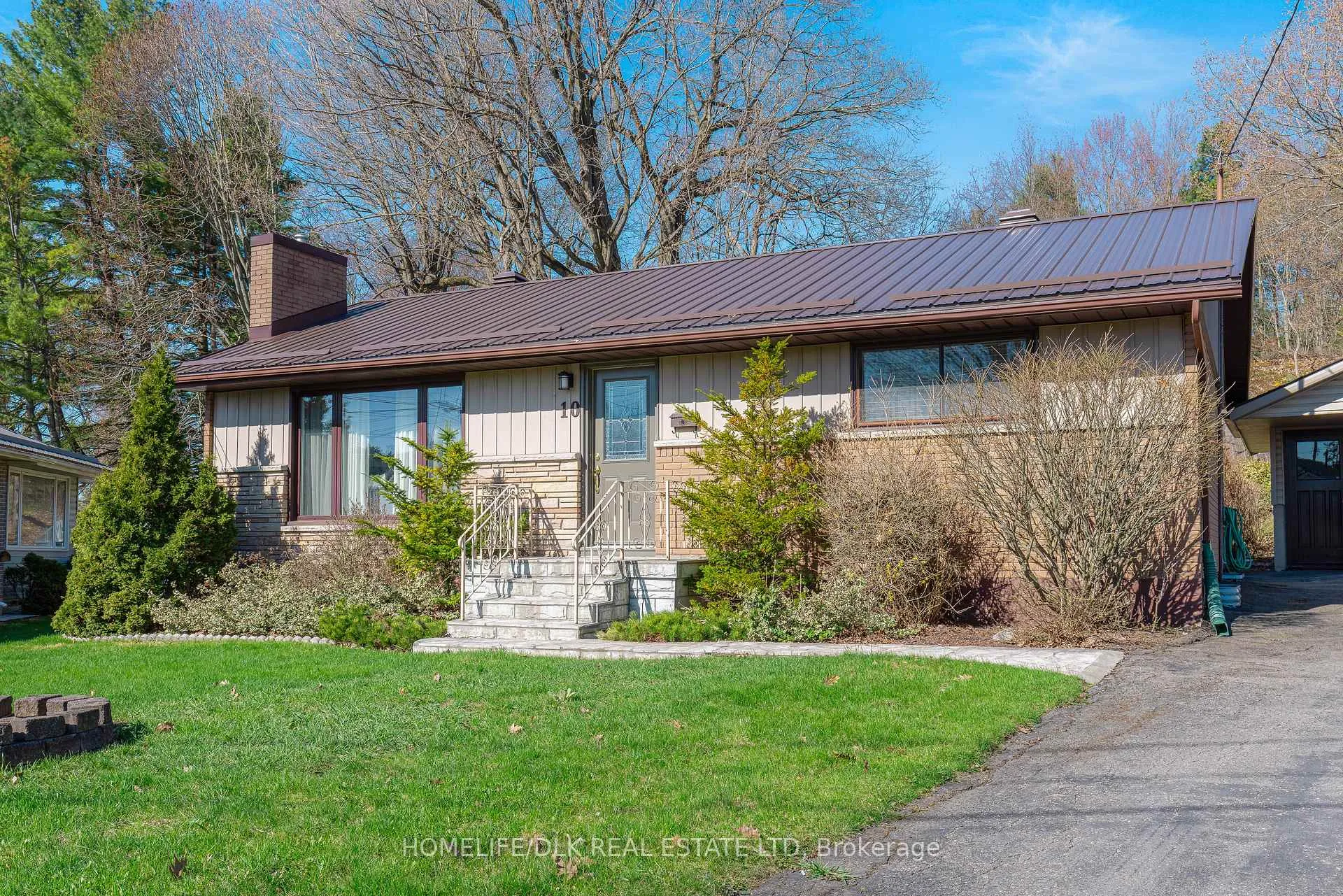 Photo 2 of 10 Oak Crescent, Brockville — HOMEH