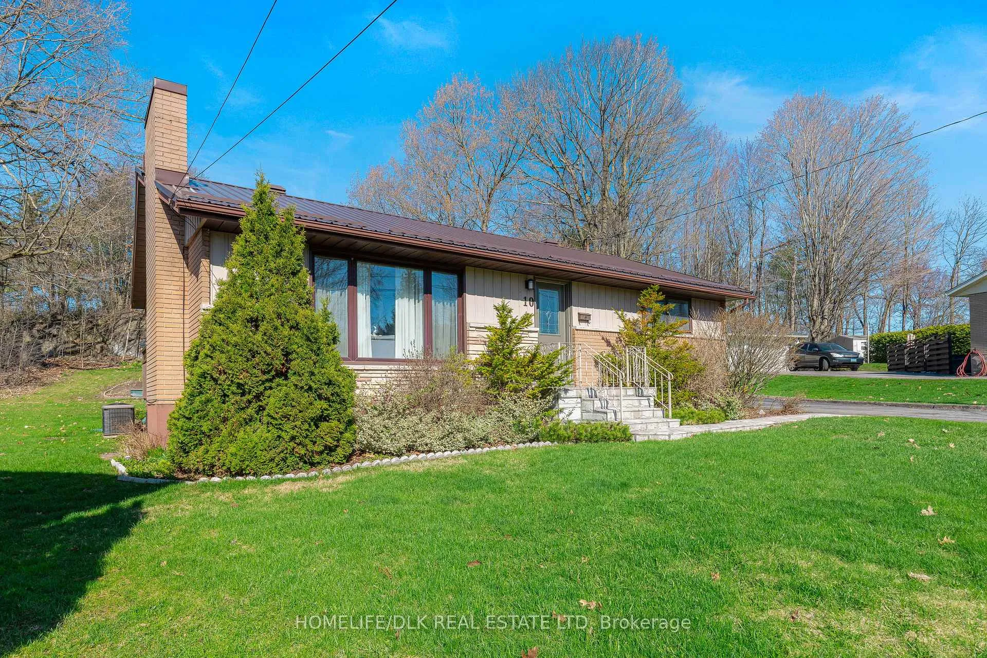 Photo 3 of 10 Oak Crescent, Brockville — HOMEH