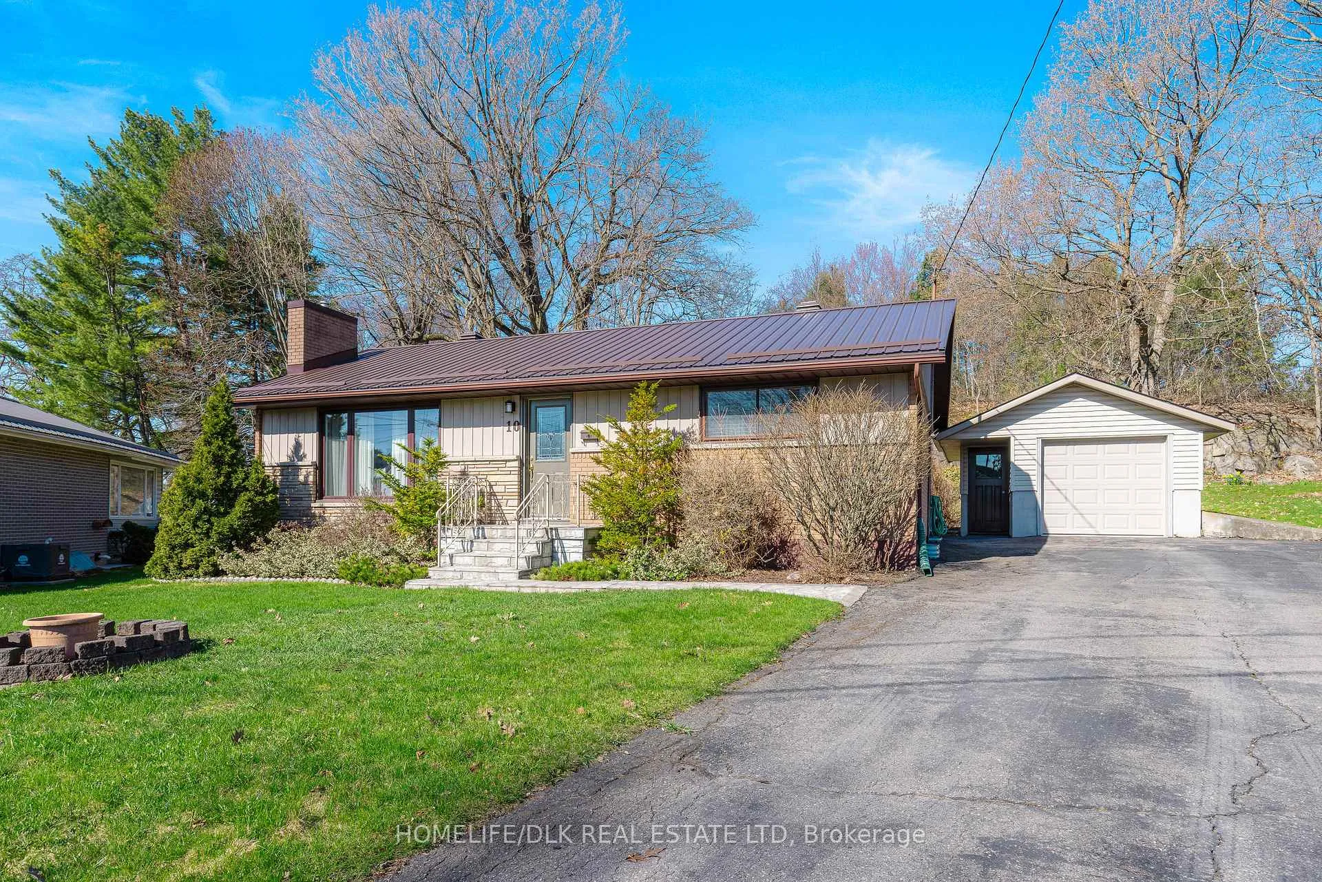 Photo 4 of 10 Oak Crescent, Brockville — HOMEH